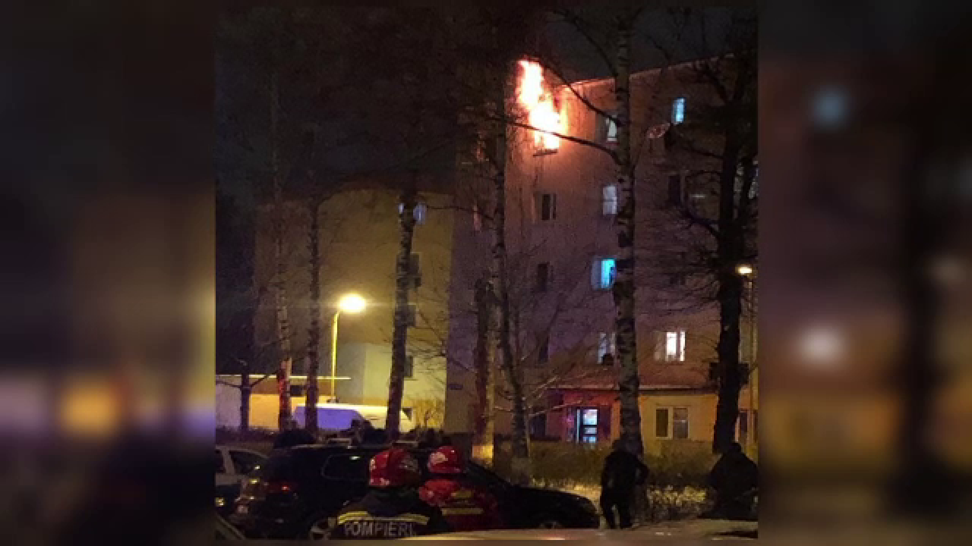 Incendiu puternic într-un bloc din Brașov. Un bătrân a murit și zeci de persoane au fost evacuate