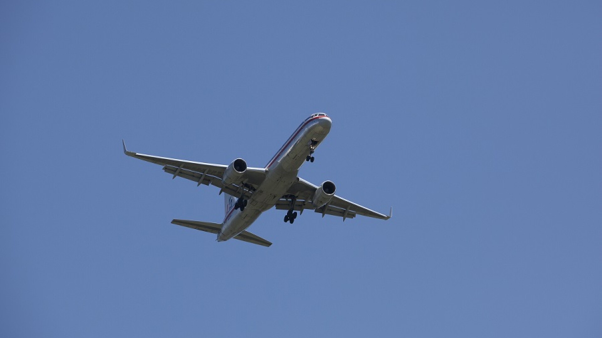 Un avion care zbura pe ruta Miami-Londra a făcut cale întoară, după ce o pasageră a refuzat să poarte mască