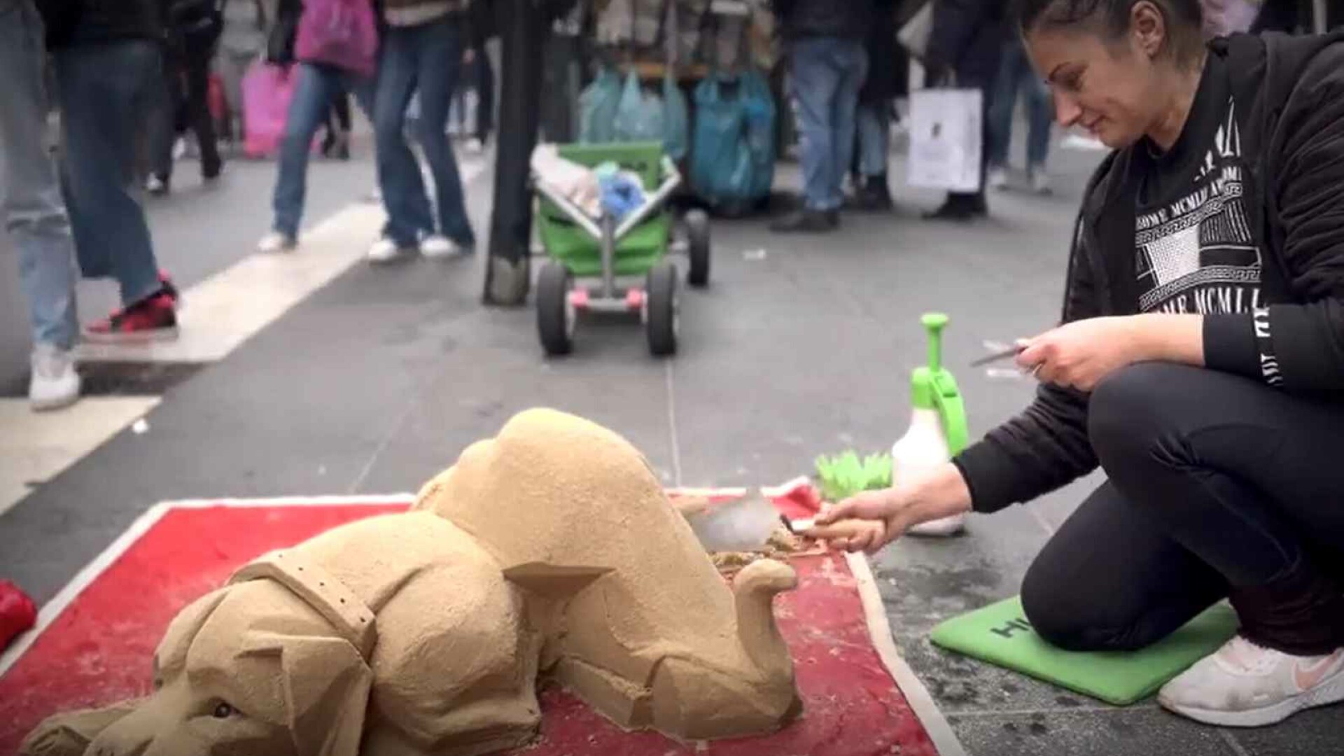 Românca din Italia care face statui din nisip. Angela strânge trecătorii în jurul ei | VIDEO