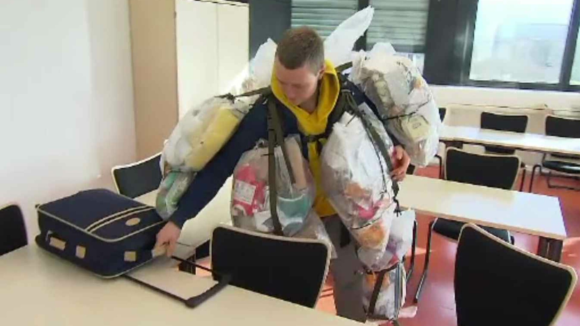 Studentul care își cară pe el propriul gunoi. Merge peste tot cu câțiva saci legați de trup