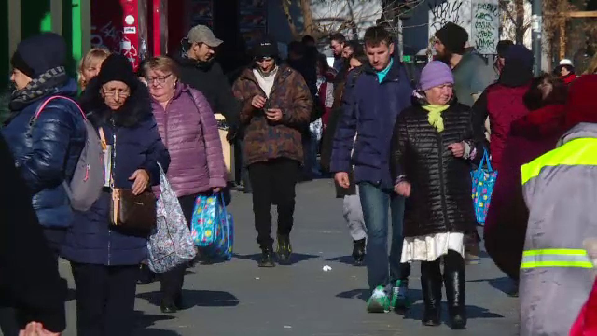 oameni pe stradă