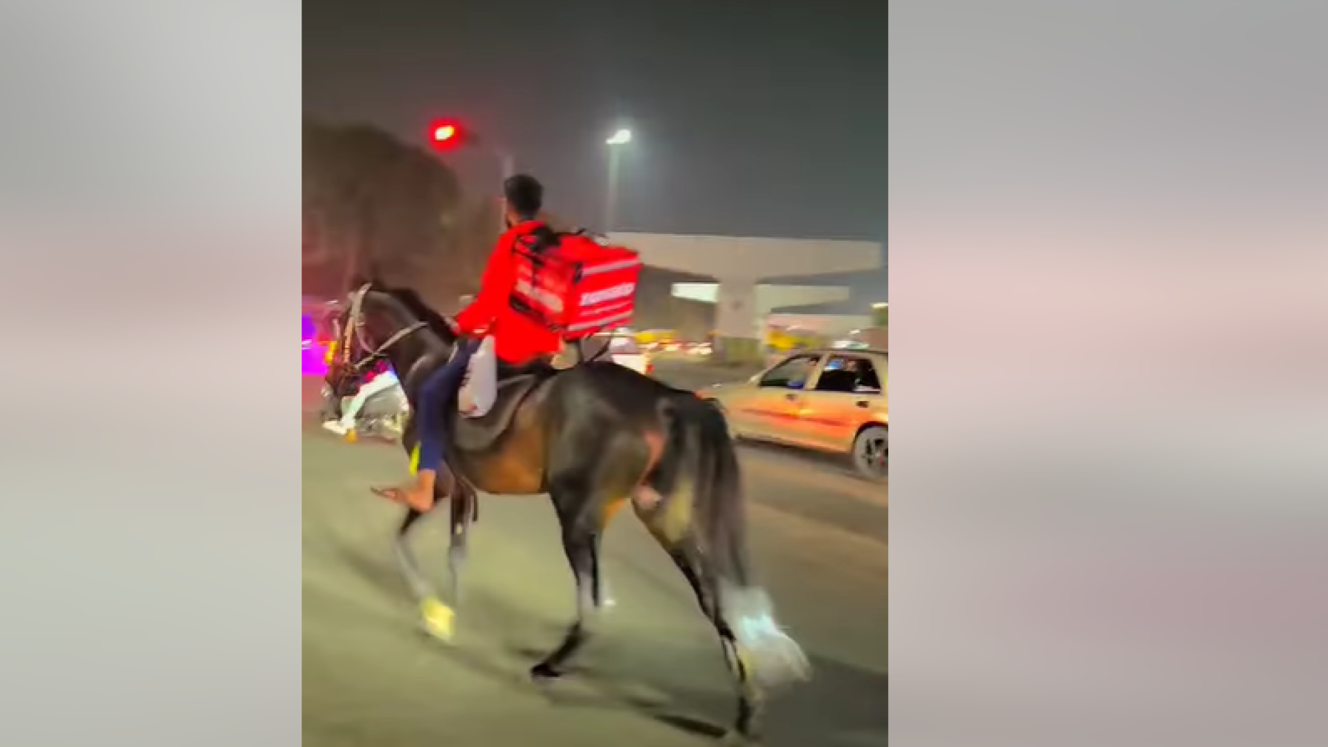 Un curier din India s-a săturat să stea la cozile lungi de la benzină și a livrat mancare călare pe cal.