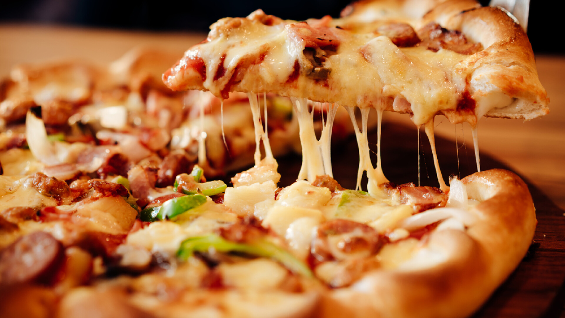 Un tânăr a murit după ce a mâncat o felie de pizza comandată printr-un serviciu de livrări. Ce s-a aflat la autopsie