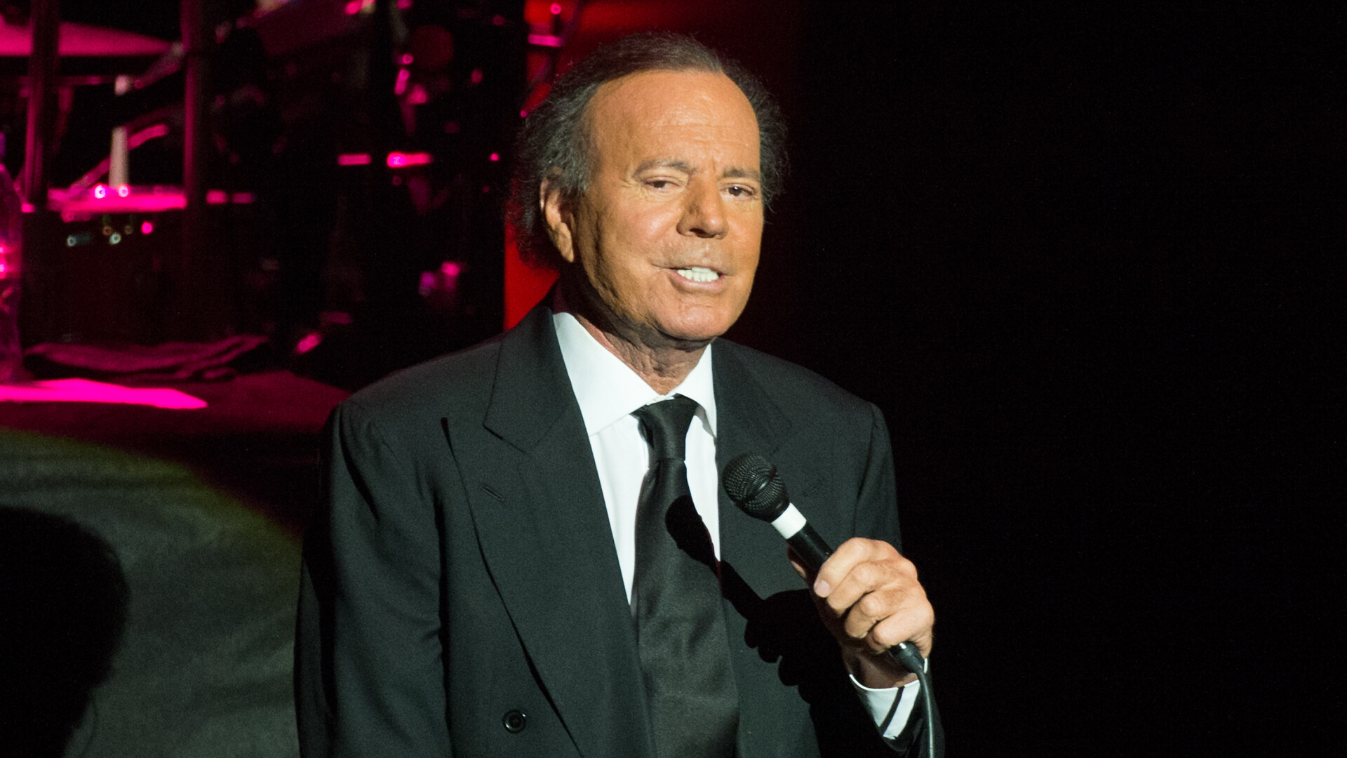 Celebrul Julio Iglesias, dat în judecată pentru violuri și agresiuni sexuale comise când avea 78 de ani. Spania e înmărmurită