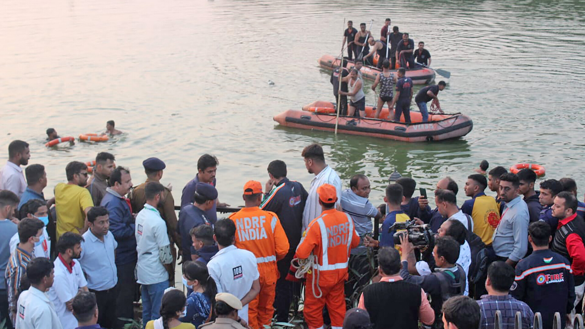 15 elevi şi un profesor au murit, după ce barca în care se aflau s-a răsturnat în India