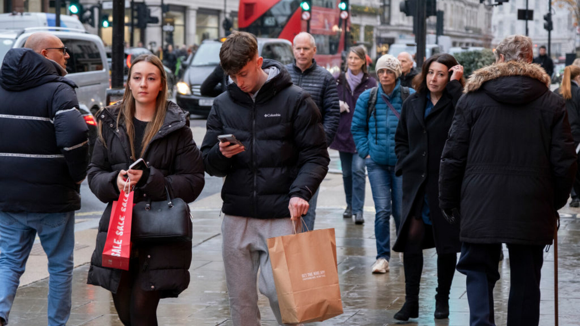 oameni pe strada londra