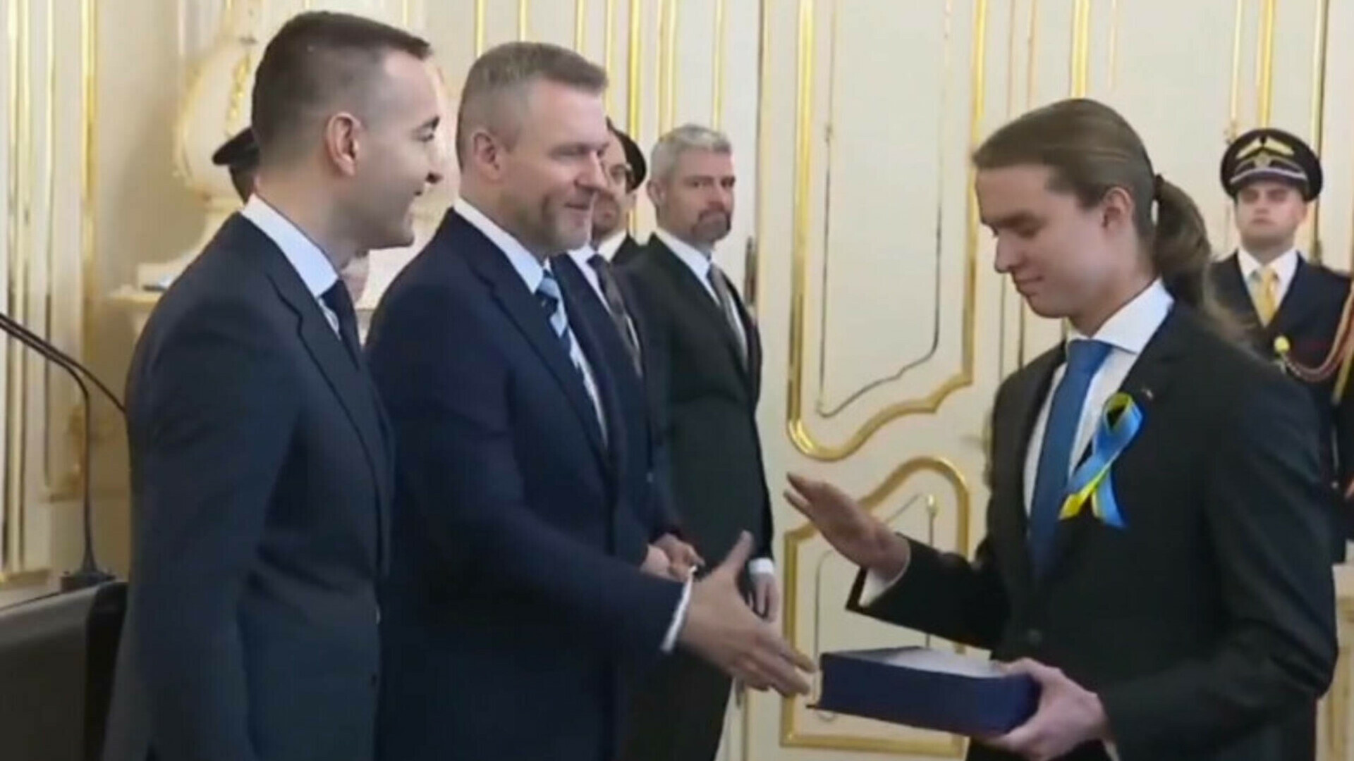 Un student premiant a refuzat să dea mâna cu președintele Slovaciei