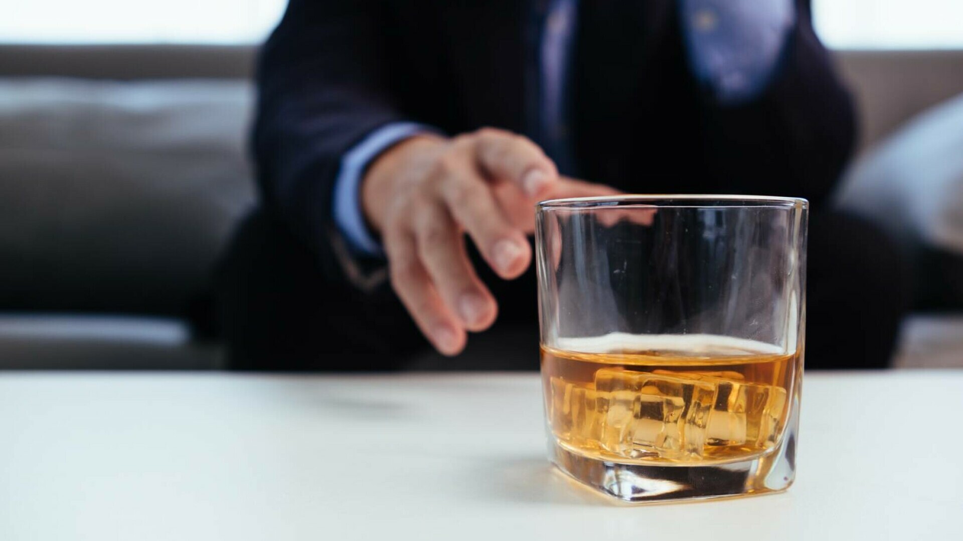 Un bunic a murit după ce a băut „în competiție” cu cel mai bun prieten shoturi din alcool contrafăcut de 97%