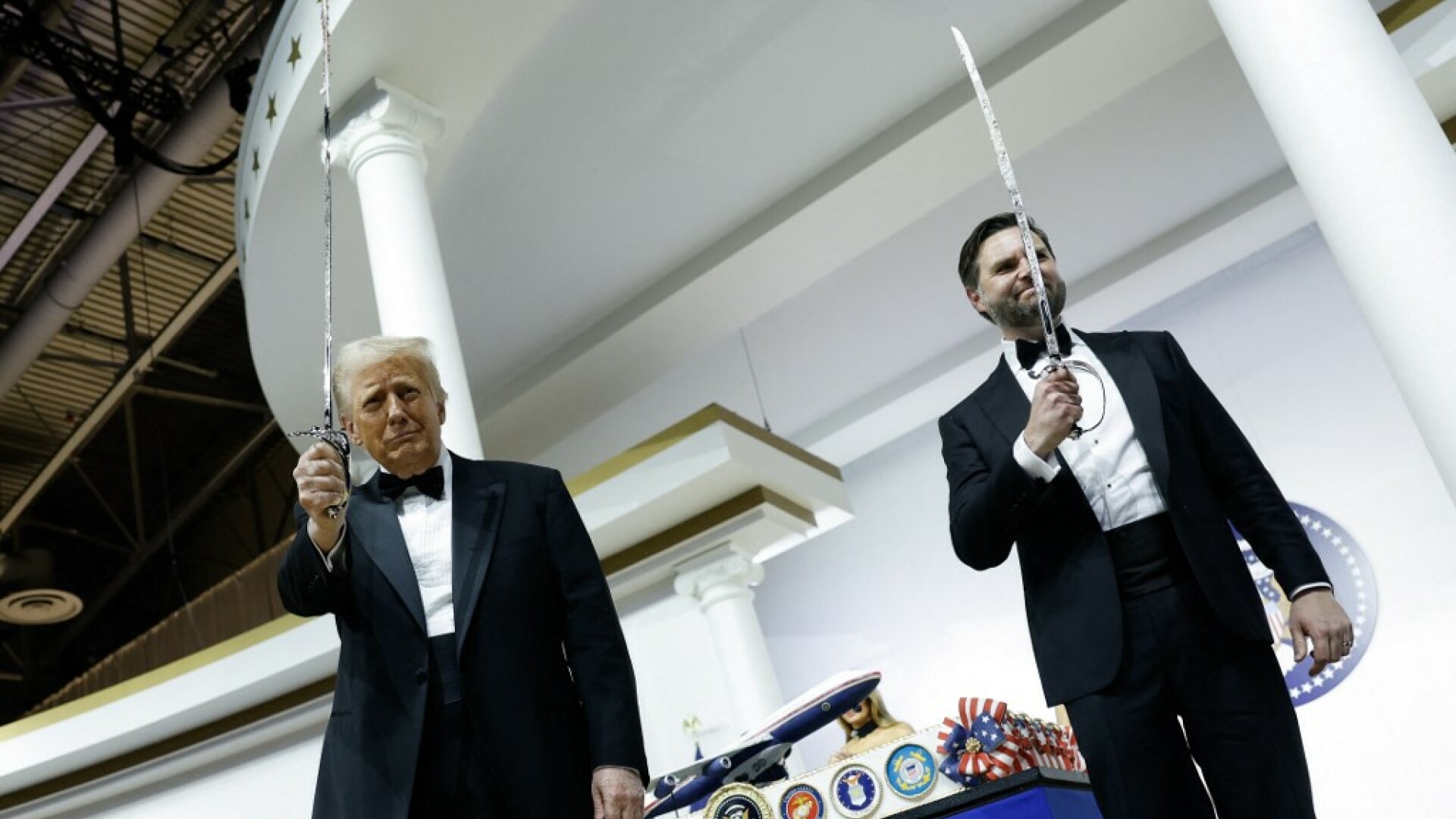 Donald Trump, JD Vance, sabie