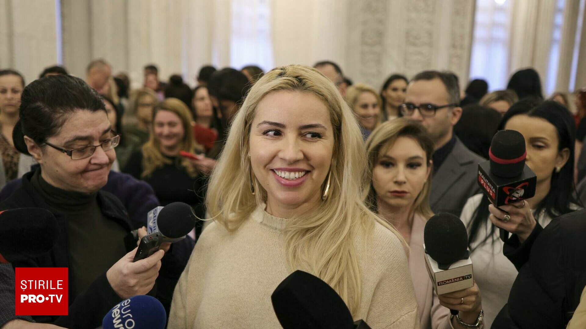 Consilieră de la Senat, revoltată de concedieri, deține un Lexus și două apartamente