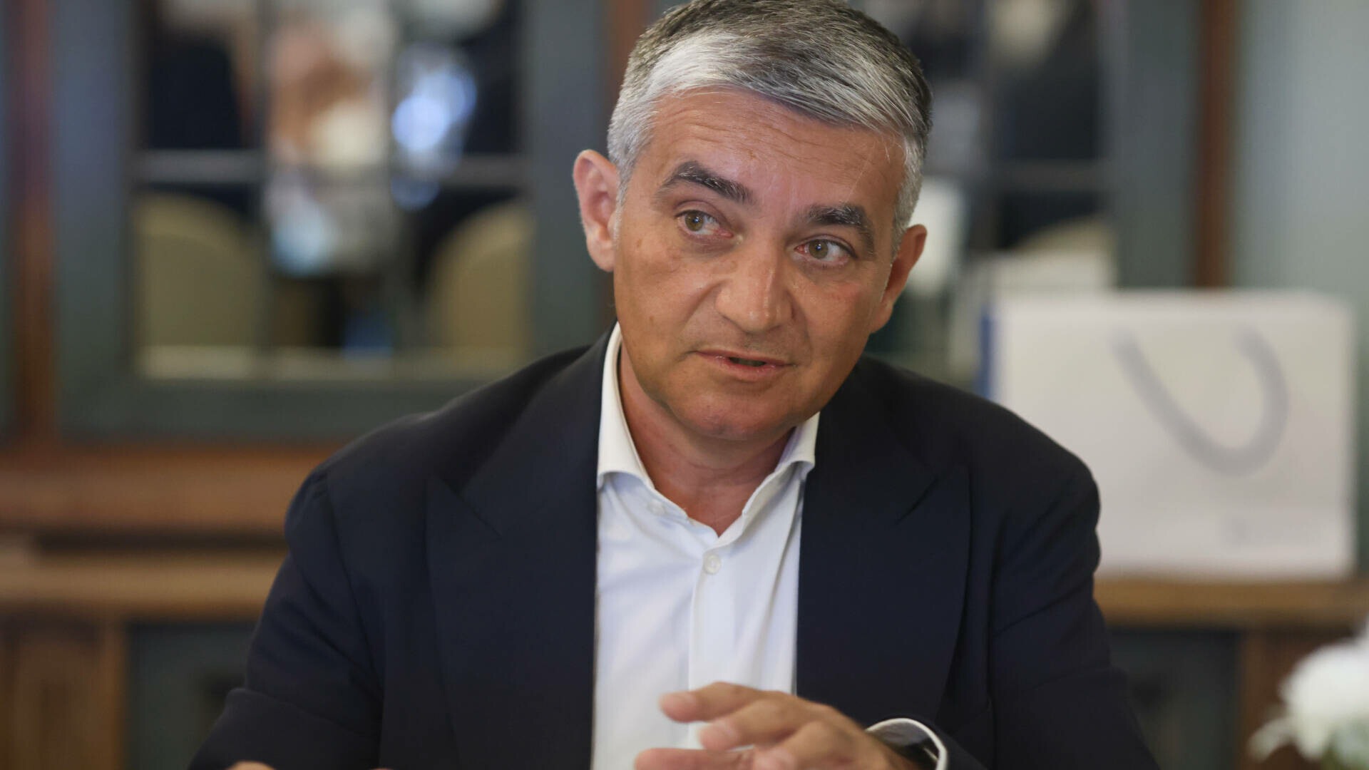 Noi percheziții DNA la Primăria Sinaia. Ce ar fi făcut edilul Vlad Oprea, aflat sub control judiciar