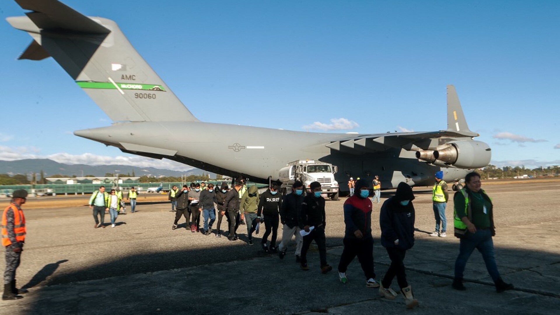 migranti avion sua