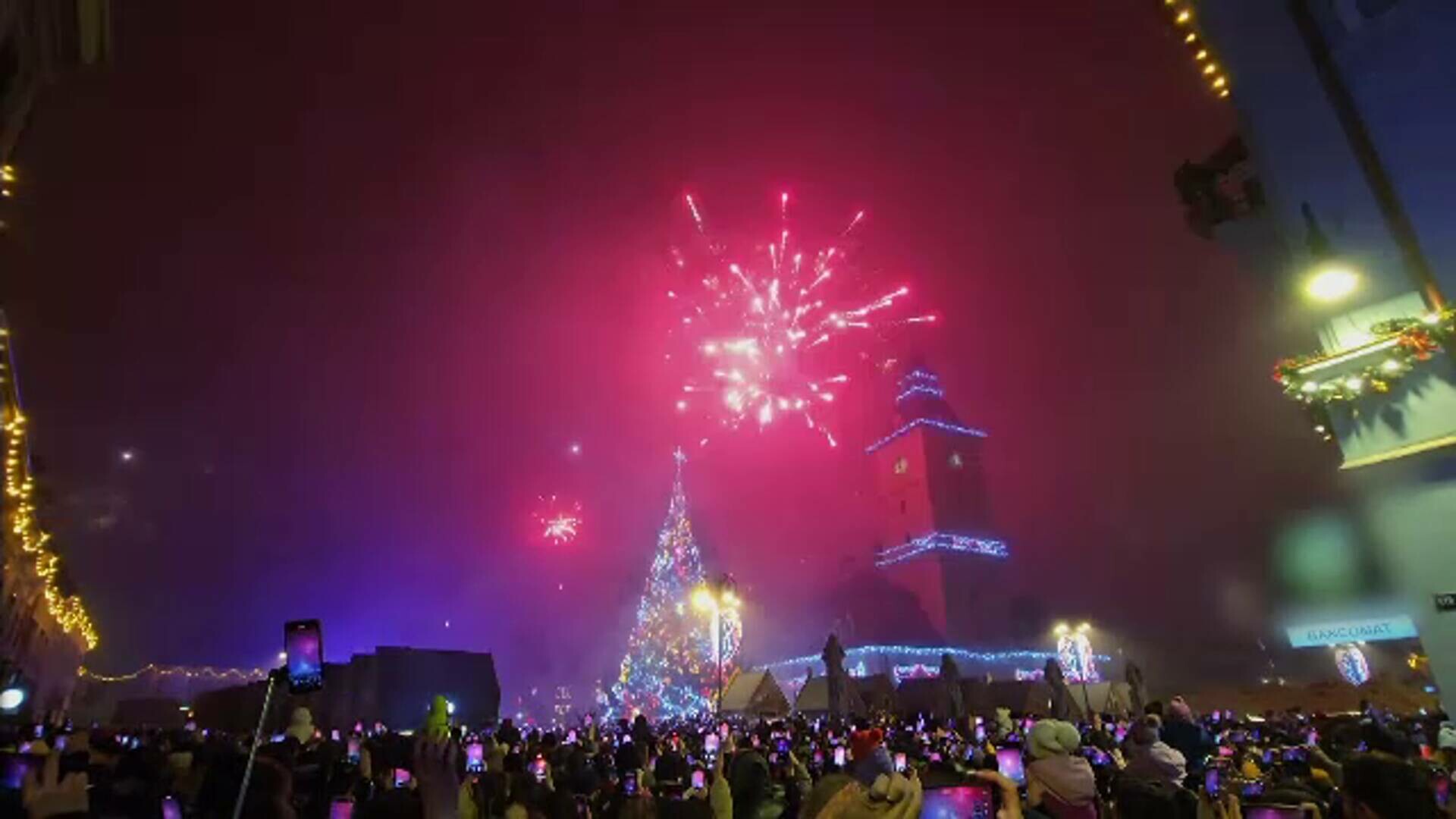 Noul an a fost întâmpinat în stradă, în toată țara. Jocul de lumini a ținut loc artificiilor în unele orașe
