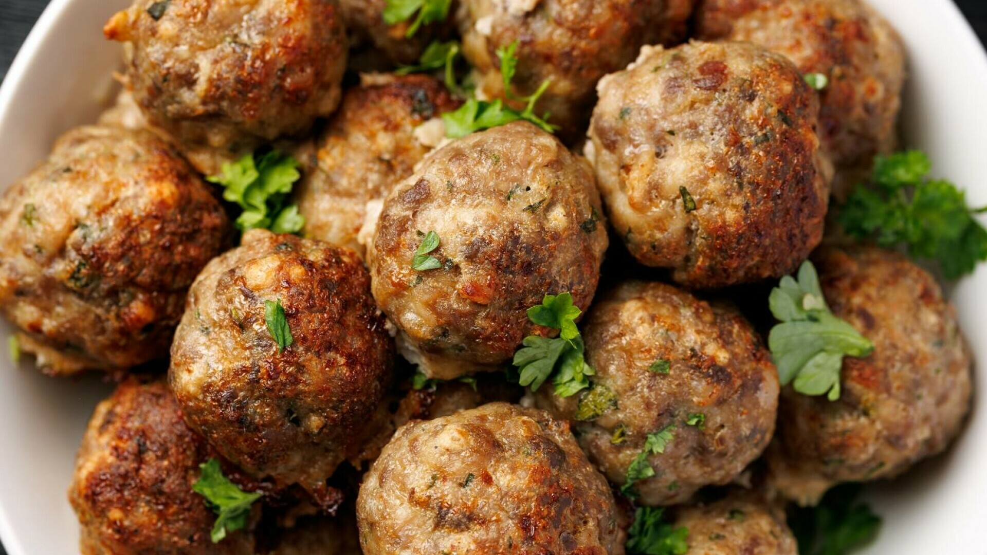 Chiftele de porc ca la mama acasă. Rețeta clasică pentru chiftele pufoase, suculente și aromate, explicată pas cu pas