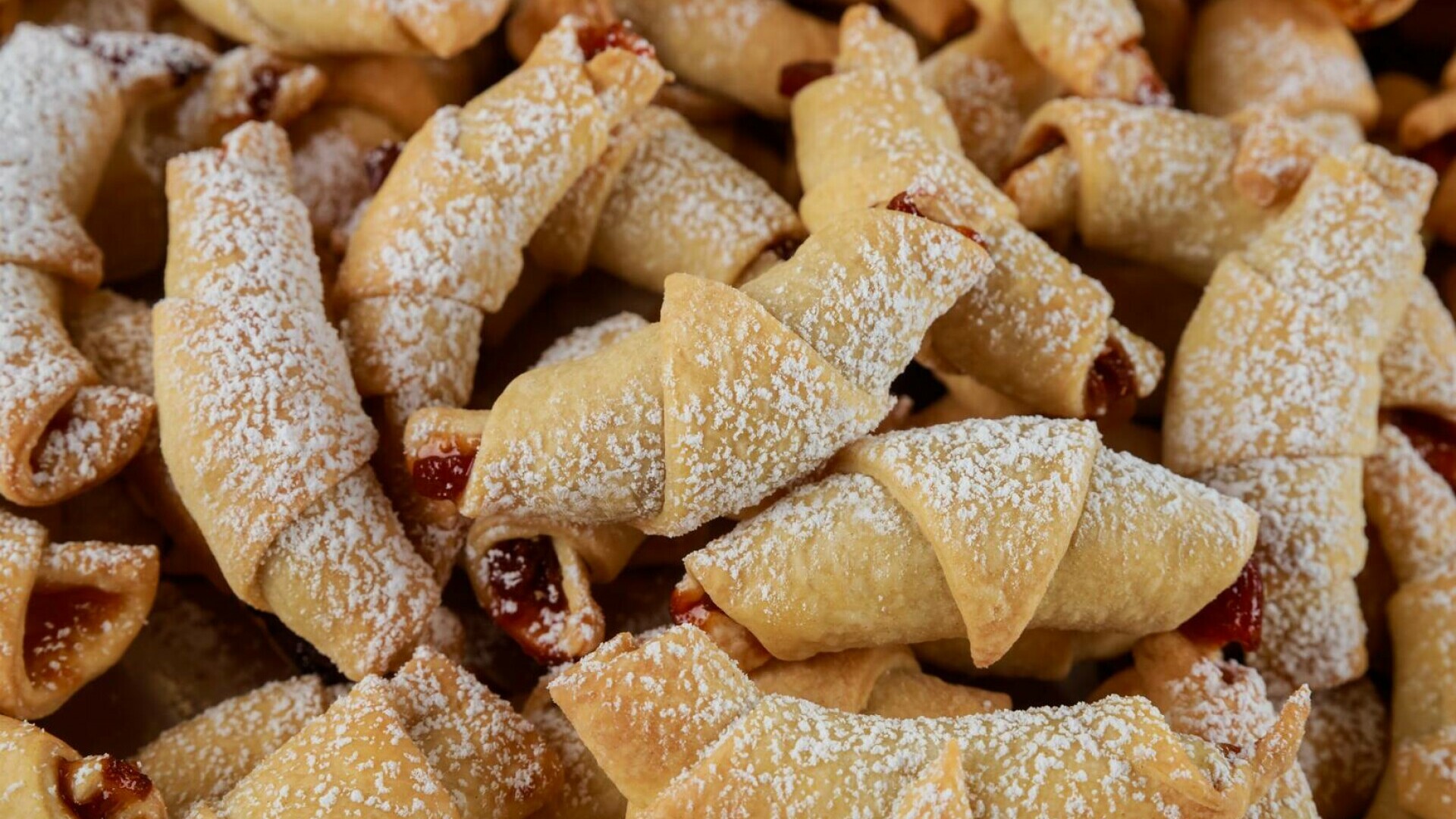 Cornulețe cu untură fragede și delicioase - rețeta tradițională. Ingredientul secret folosit de gospodine pentru aluat