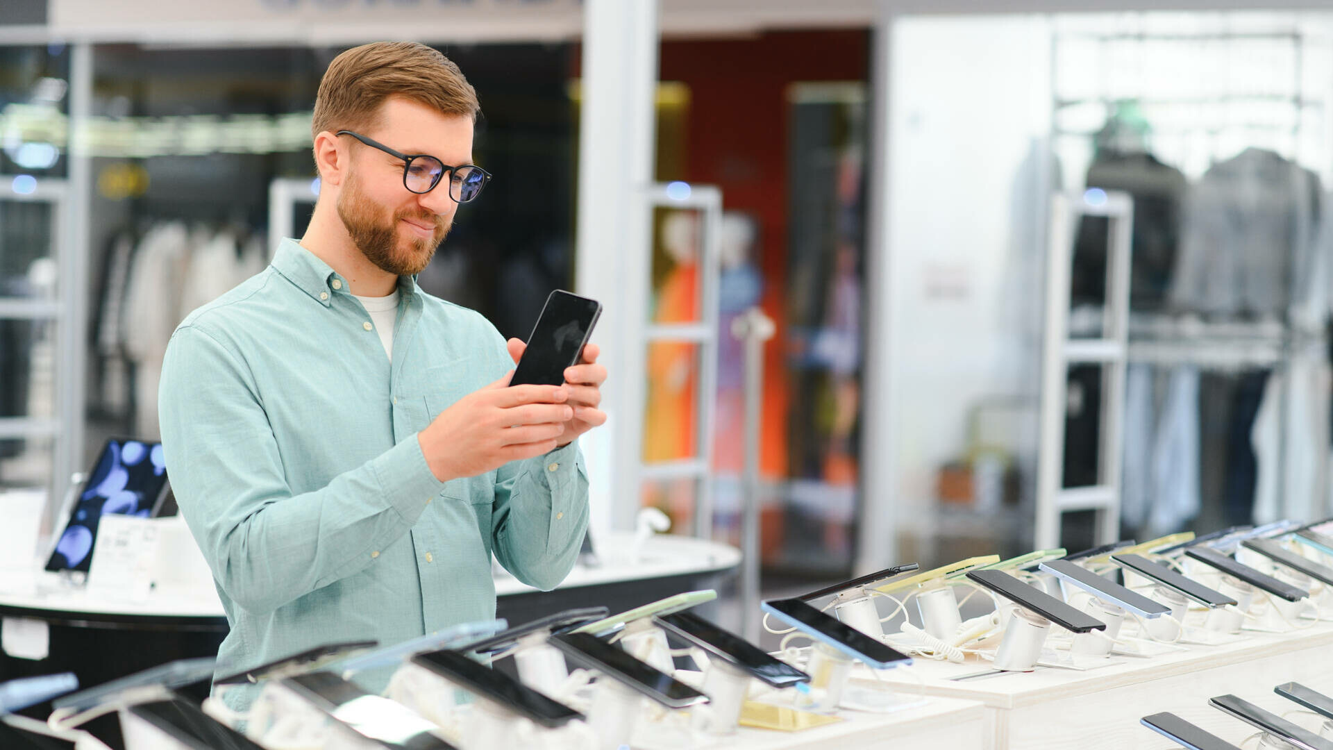 AI-ul scumpește tehnologia de zi cu zi. Cererea uriașă de RAM va face laptopurile și smartphone-urile mai sscumpe în 2026