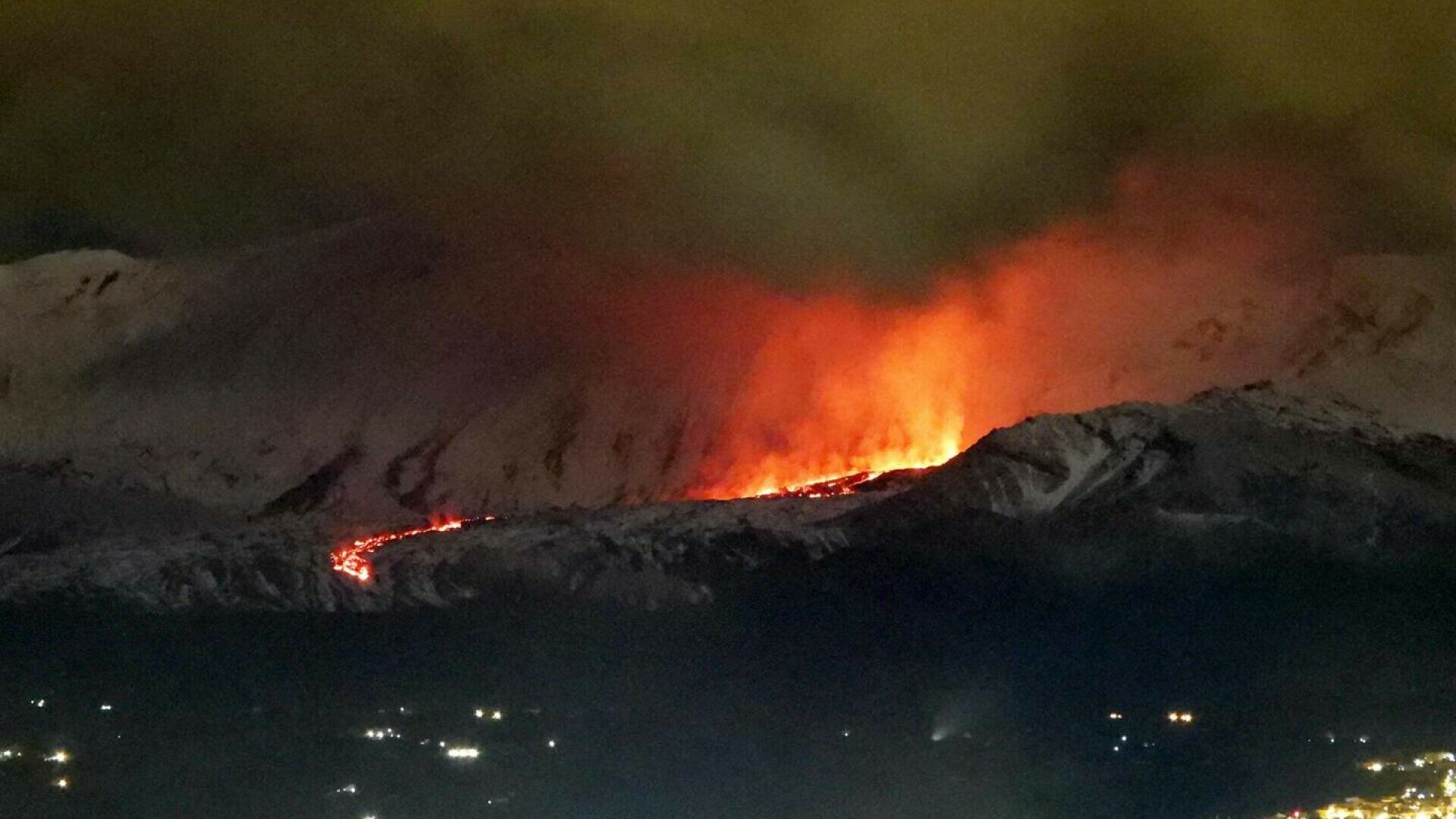 Vulcanul Etna a început să erupă. Imagini spectaculoase, cu lava în mijlocul zăpezii | GALERIE FOTO