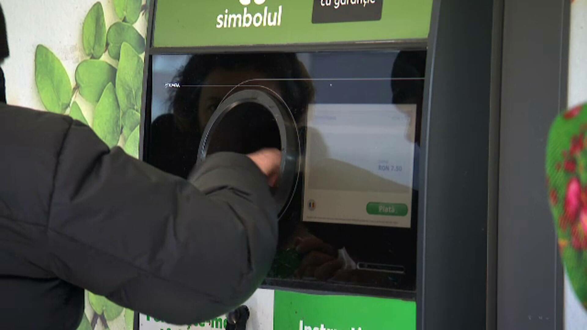 Ce fac românii după petrecerile de Revelion: stau la coadă la reciclat. Problema celor 200 de grame