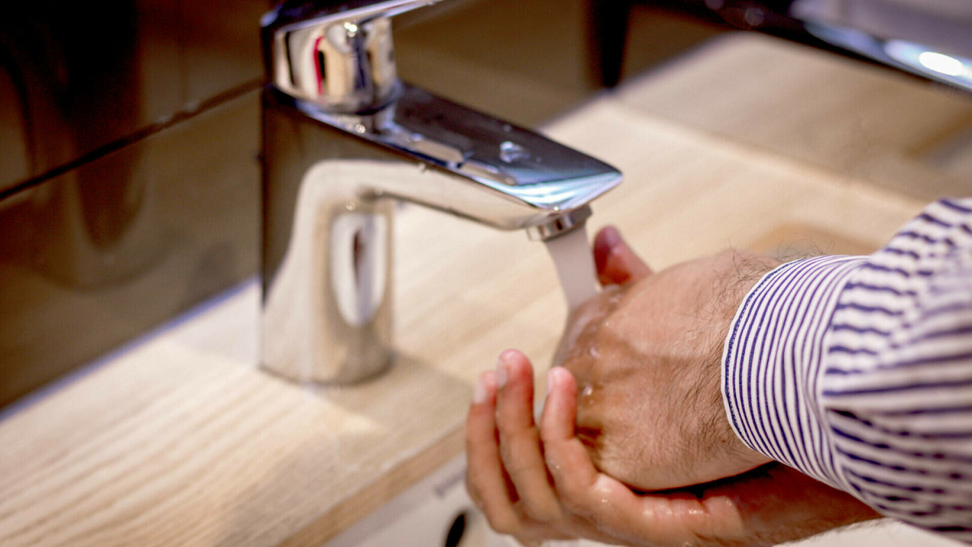 Un tânăr a constatat îngrozit că îi creșteau ”solzi” pe mâini de fiecare dată când le spăla și îi dispăreau după ce se uscau