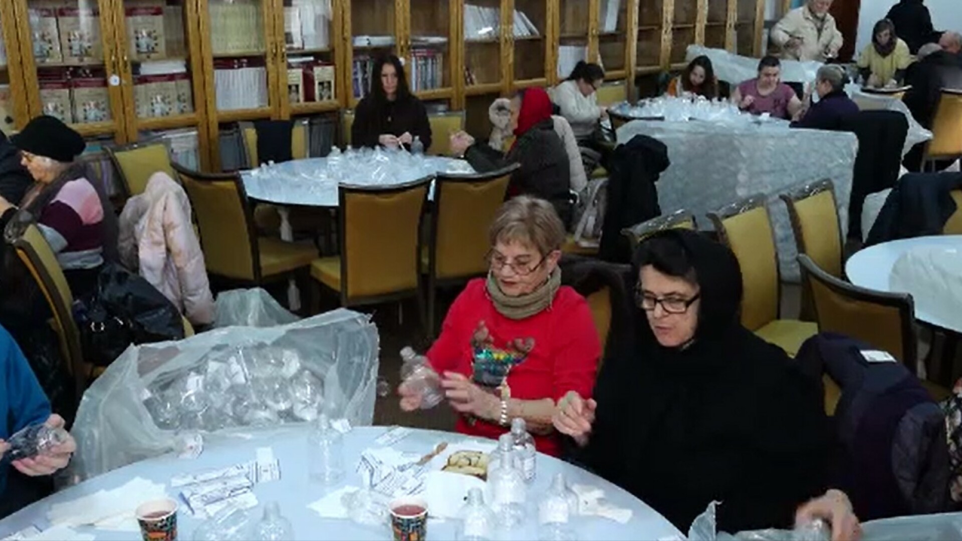 Peste 300.000 de sticle de agheasmă, pregătite de voluntarii Arhiepiscopiei Tomisului pentru Bobotează: „Este o plăcere”