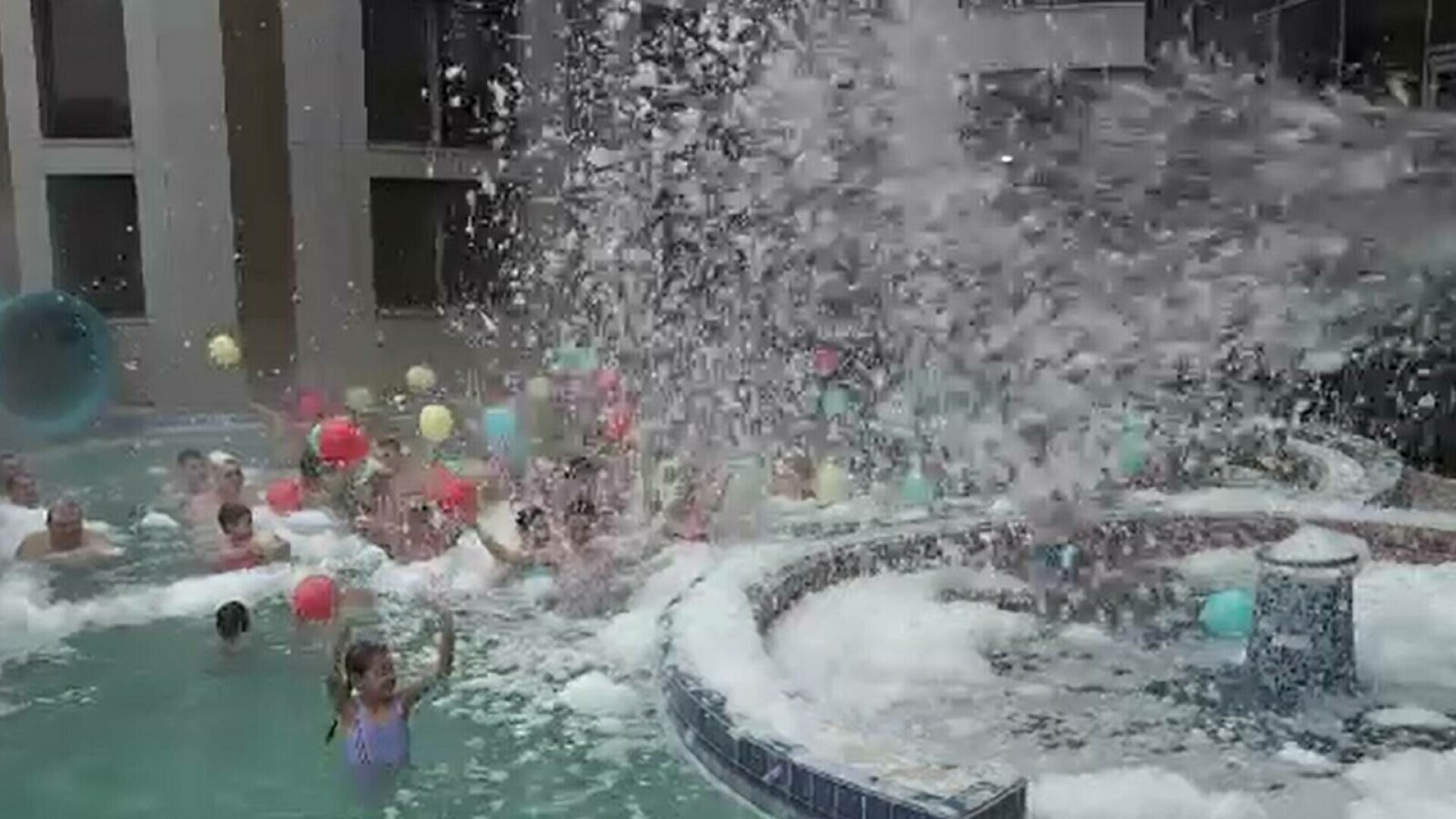 Distracție și relaxare în apele termale de la Băile Felix după mesele de sărbători. Petrecerile cu spumă, atracția principală