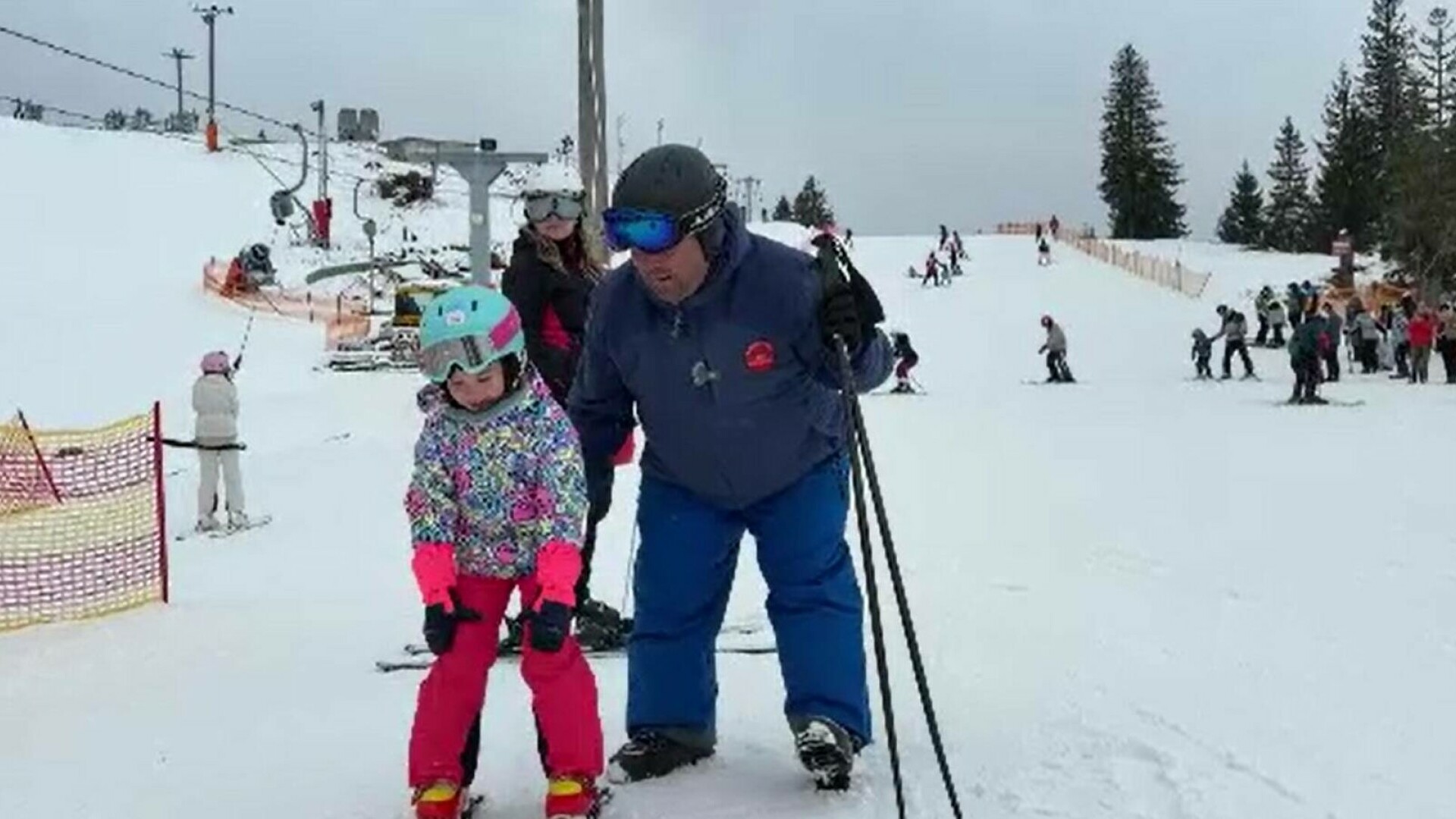 Turiștii se bucură de zăpadă la Păltiniș. Cât costă o oră de pregătire cu un instructor de schi