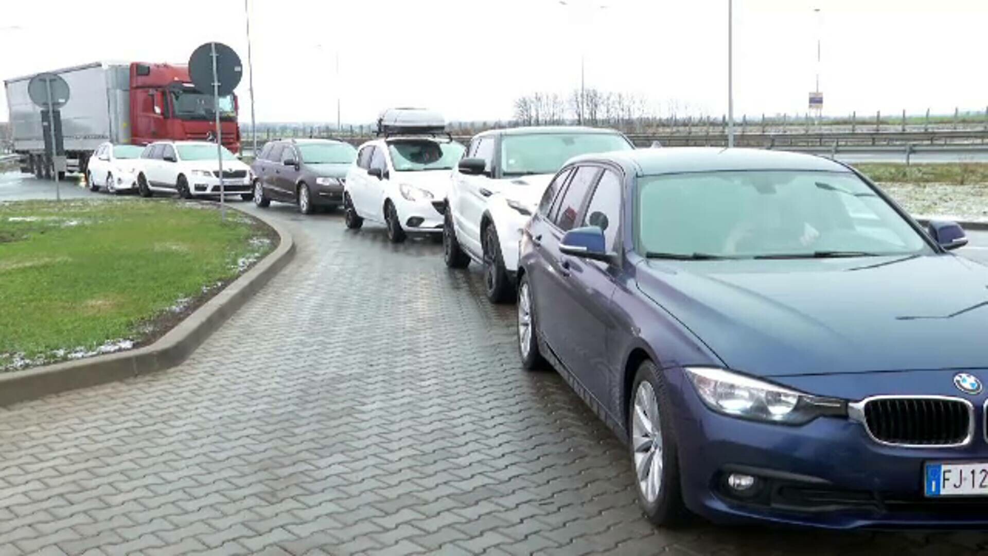 Aglomerație pe autostrada A1, la ieșire din țară. Românii și-au umplut portbagajele și au plecat la muncă, în străinătate