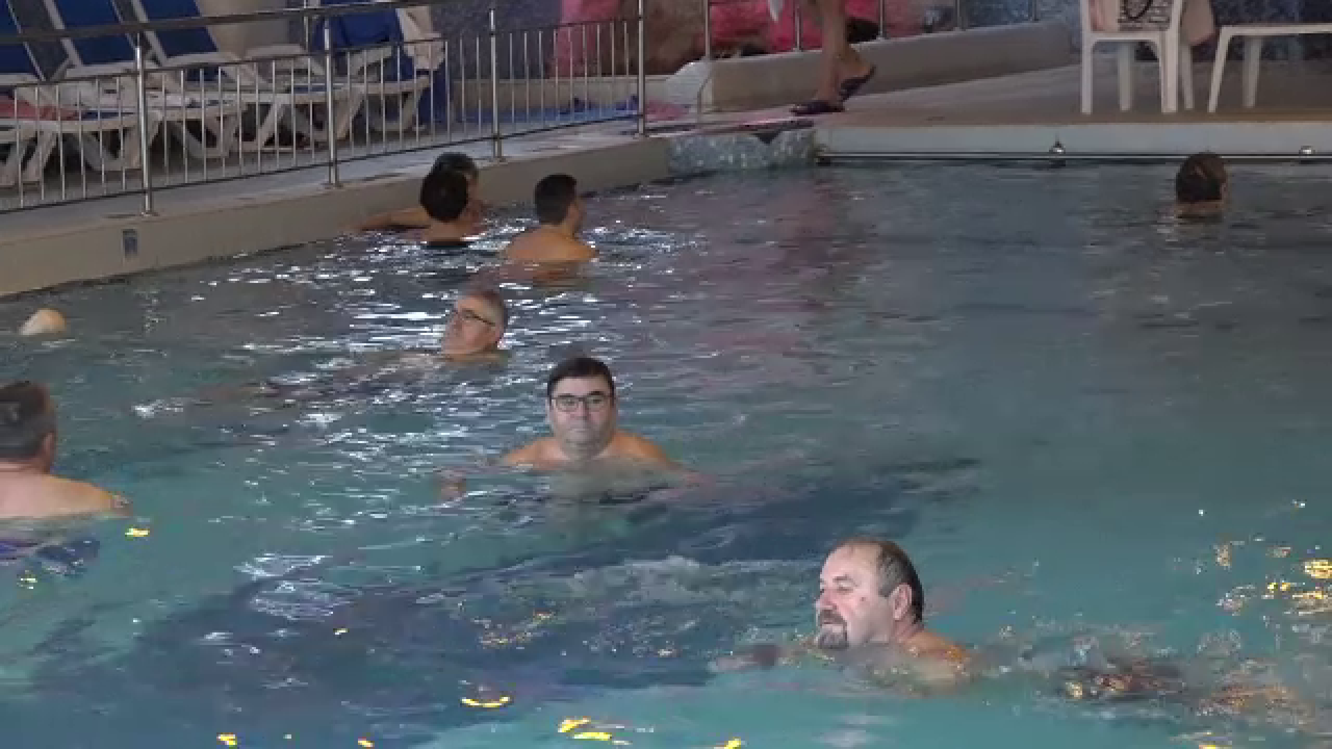 Epuizați de petrecerile de Revelion, mii de români s-au răsfățat în apele sărate de la Sovata. ”Venim să ne refacem”