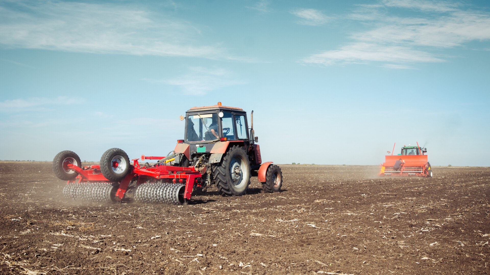 tractor pe camp, agricultura