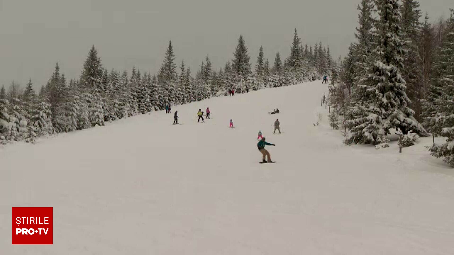 Poza pentru articolul Peisaj de poveste la munte după primele ninsori consistente. Unde pot schia turiștii cu doar 195 de lei pe zi