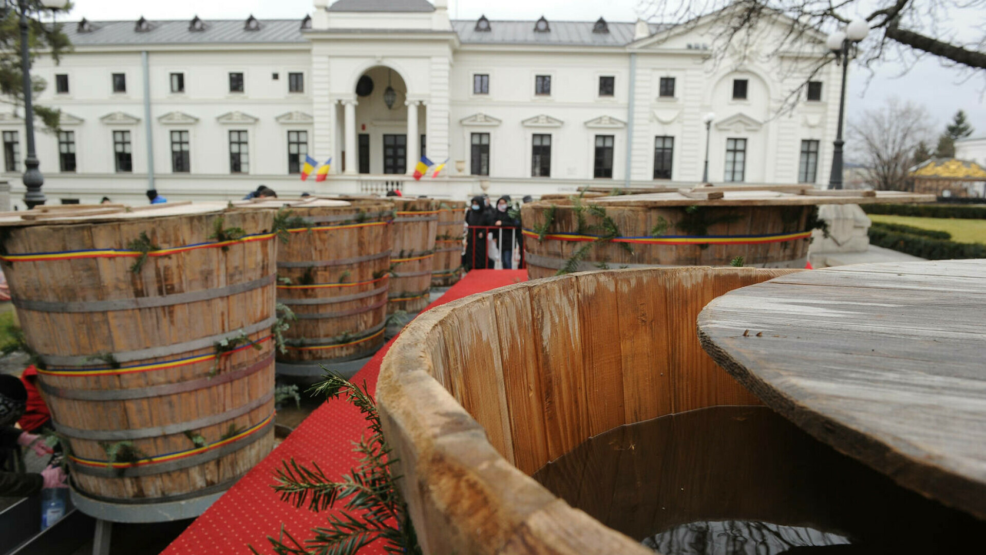 Tradiții de Bobotează în Timiș. De ce „vorbesc” fetele cu apele curate și cum ajută sosirea preotului cu Iordănitul