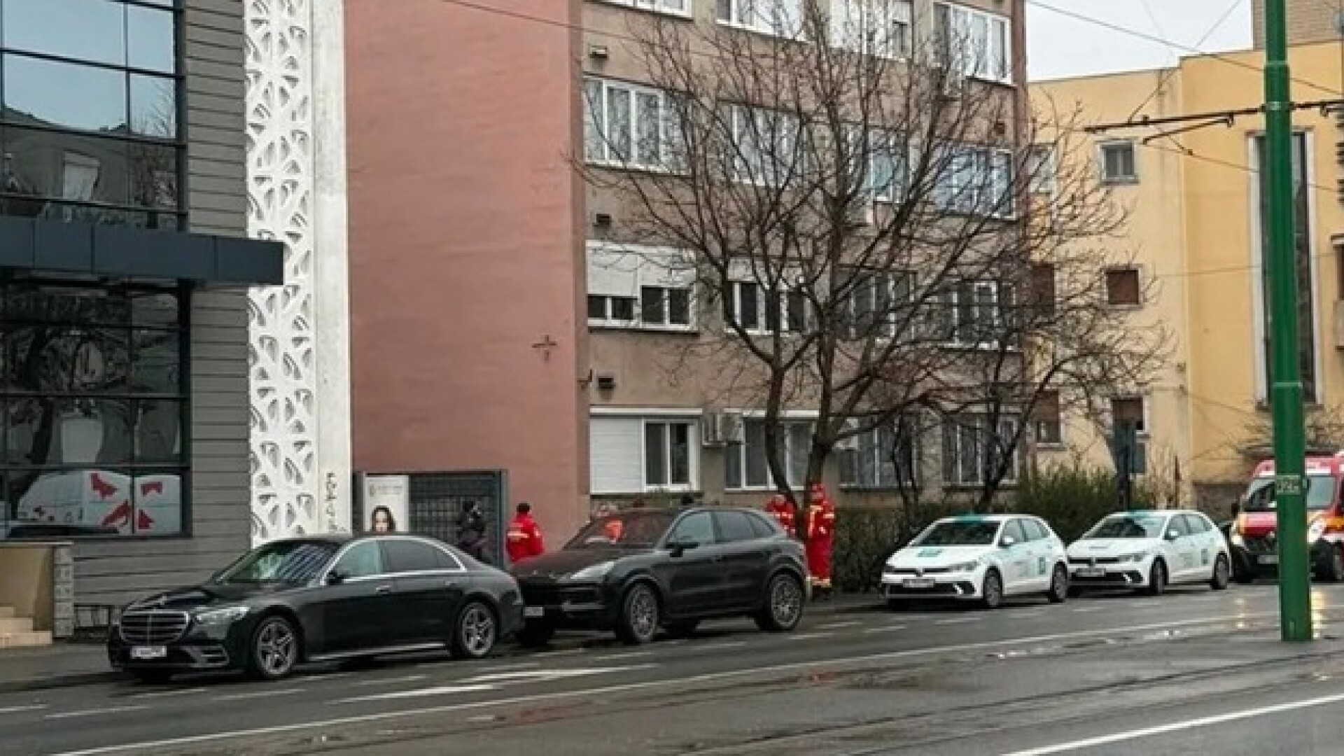 Doi bărbați au murit după ce s-ar fi aruncat de pe un bloc cu zece etaje din Arad. Poliția a deschis o anchetă