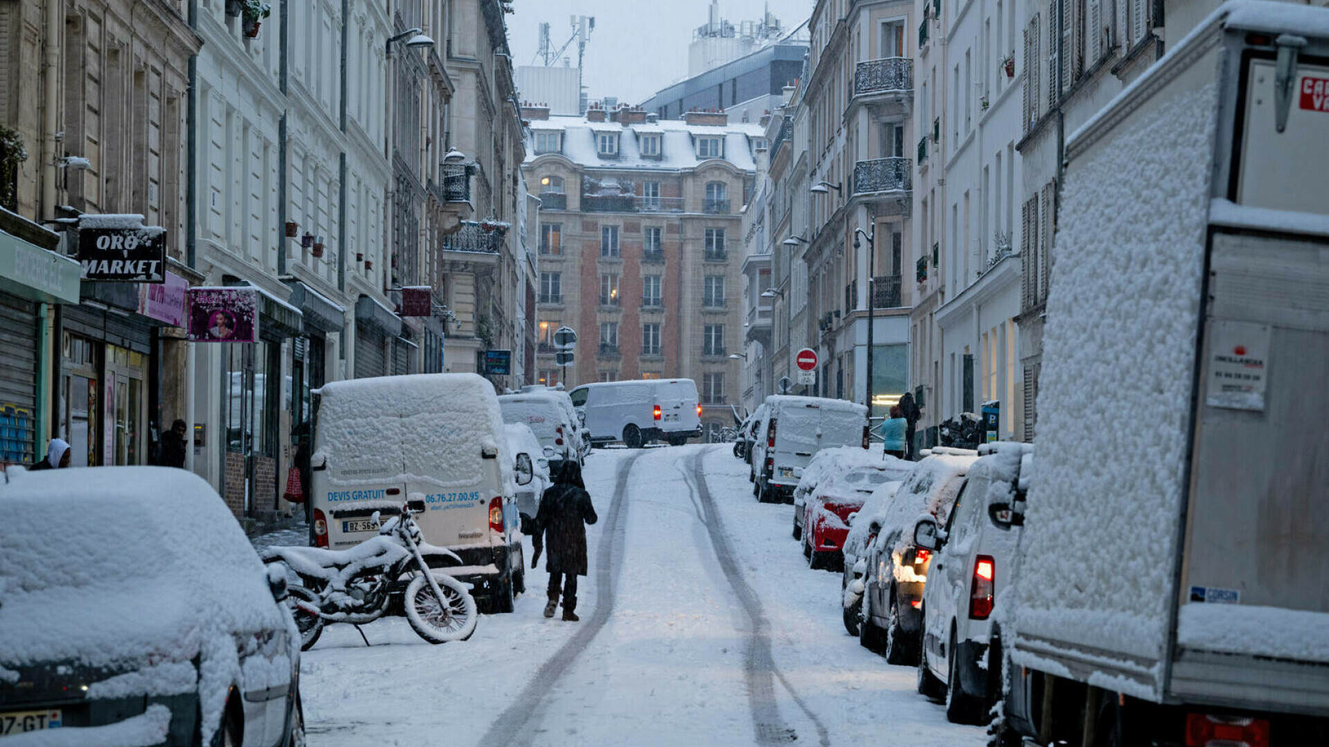 Zborurile de pe aeroporturile din Paris, afectate de ninsori. Până la 40% dintre curse vor fi anulate miercuri dimineață