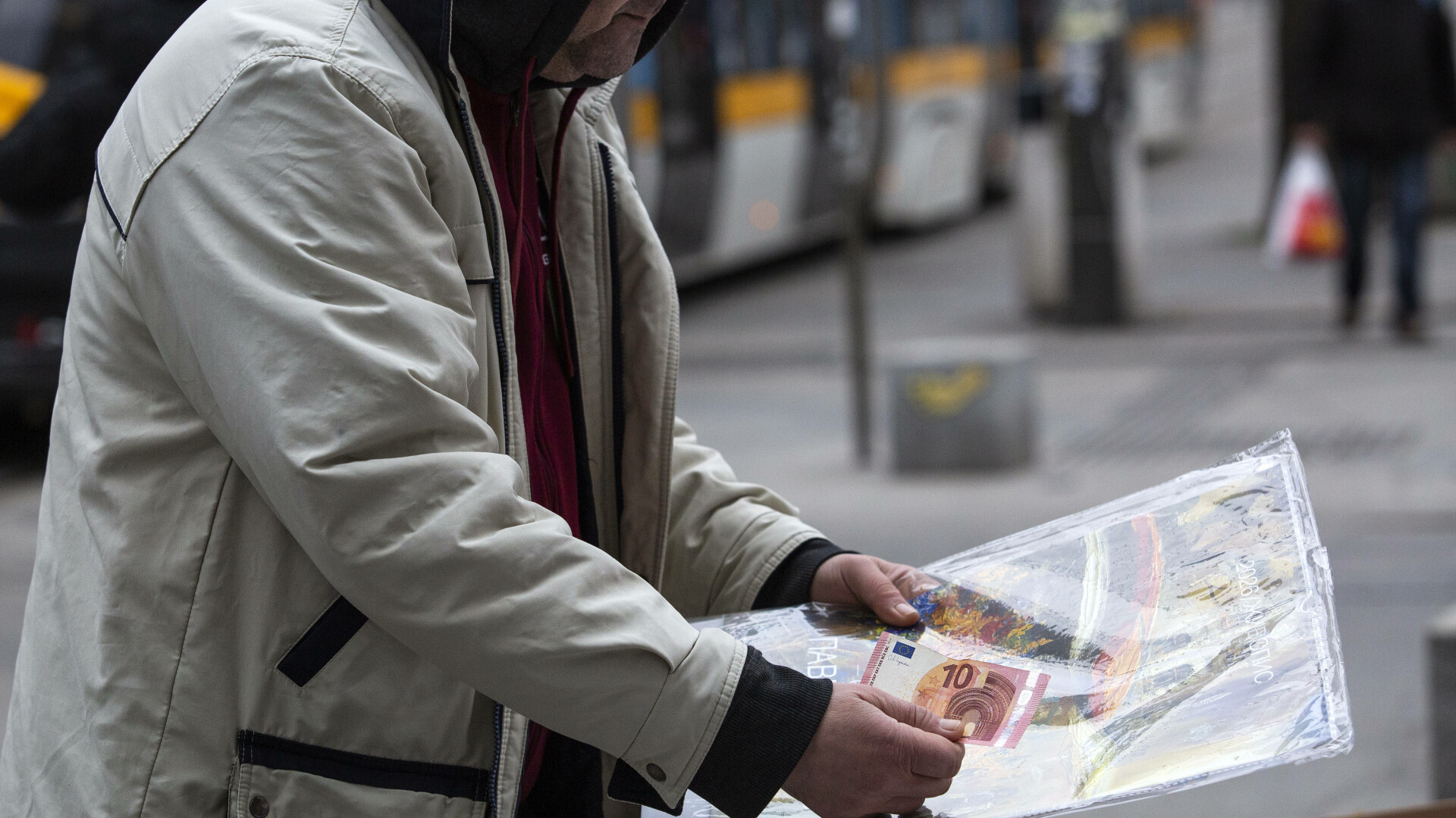 Bulgaria plătește primele pensii în euro, prezență masivă a poliției la bănci și oficii poștale. Cum reacționează vârstnicii