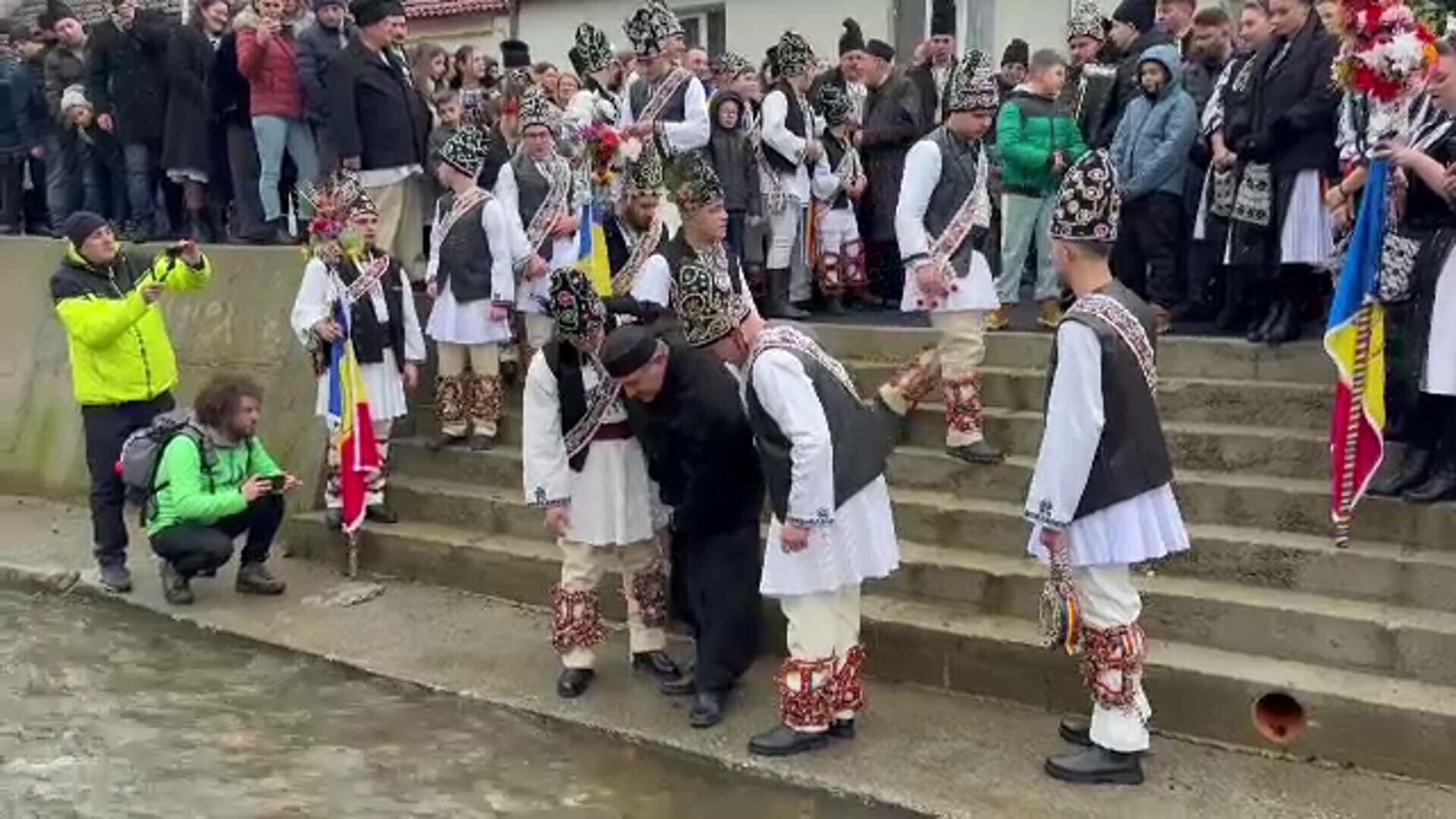 Ce fac localnicii din Tălmăcel de Sf. Ioan ca să le meargă bine în 2026. Obicei vechi de 100 de ani