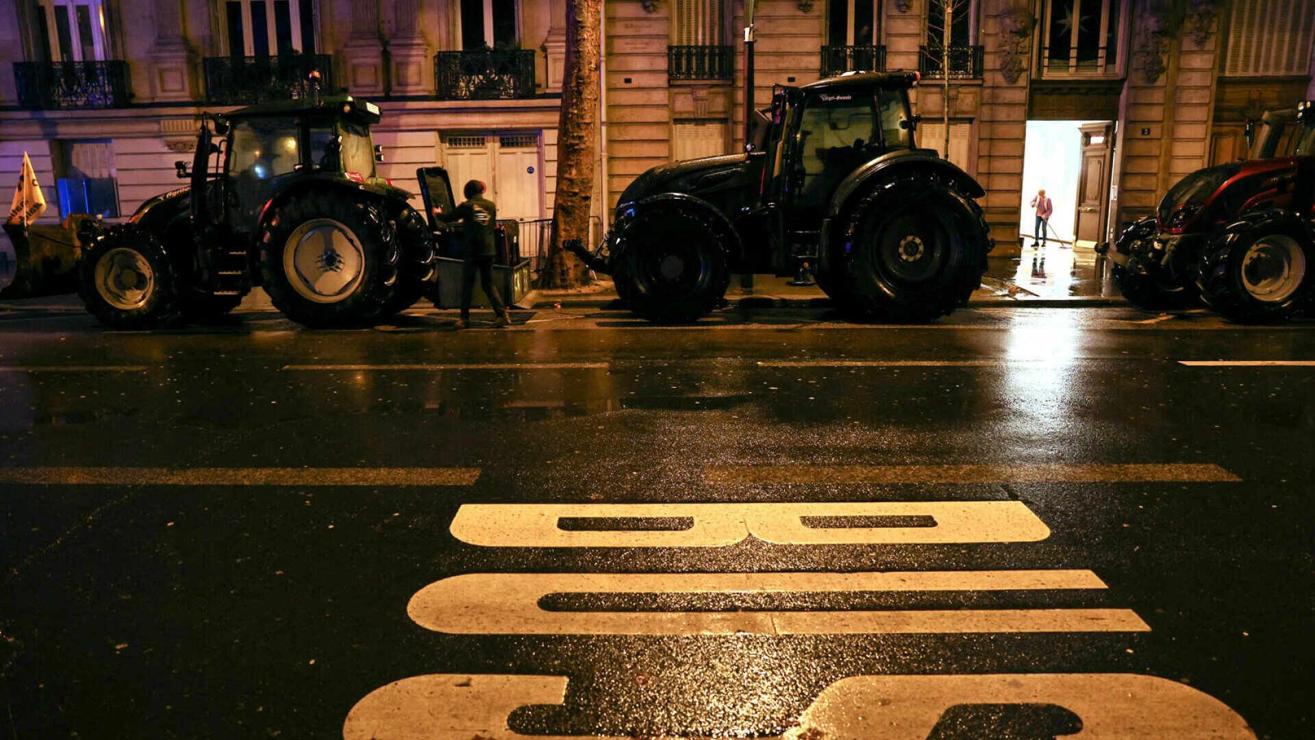 Fermierii francezi au intrat cu tractoarele în centrul Parisului și au ajuns până la Turnul Eiffel, în semn de protest