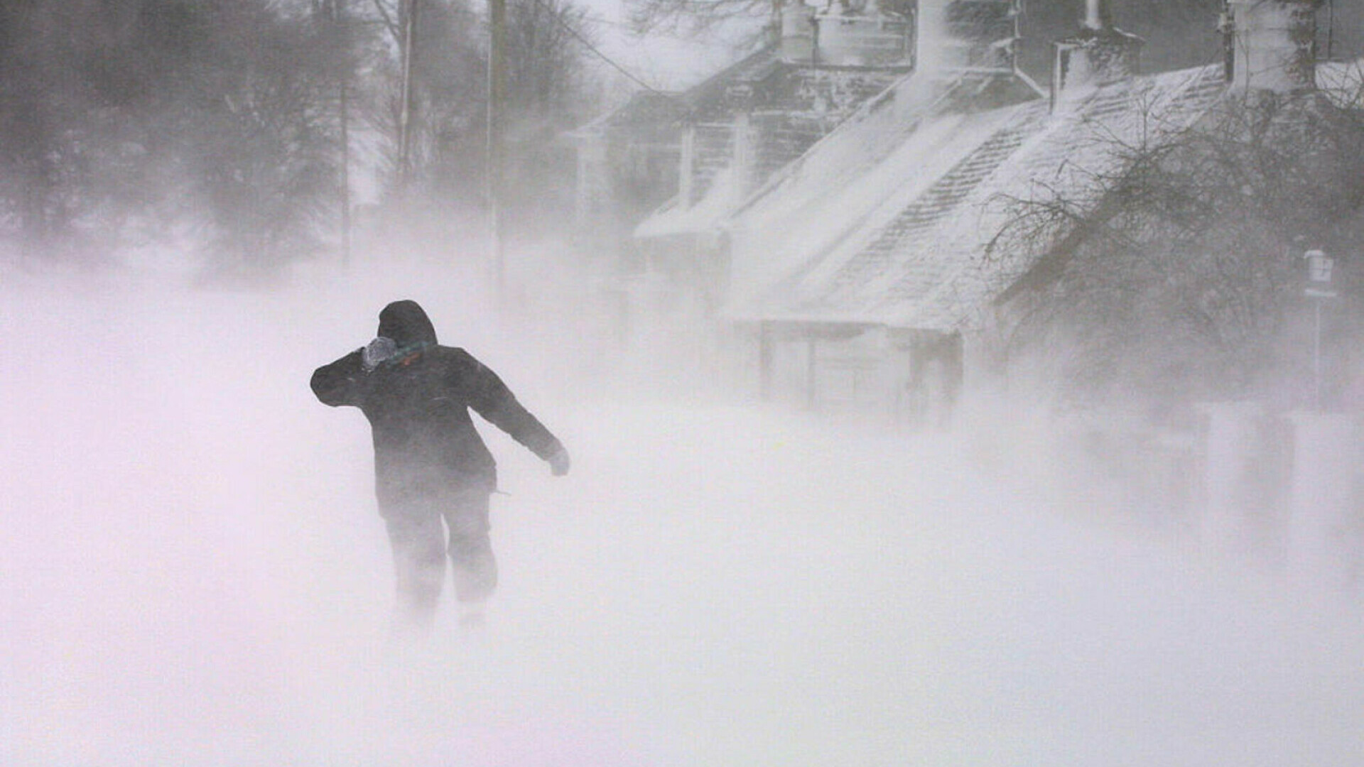 „Bombă meteorologică”. A fost emisă o avertizare de Cod roșu în Franța și Anglia. Rafalele furtunii ajung la 160 km/h