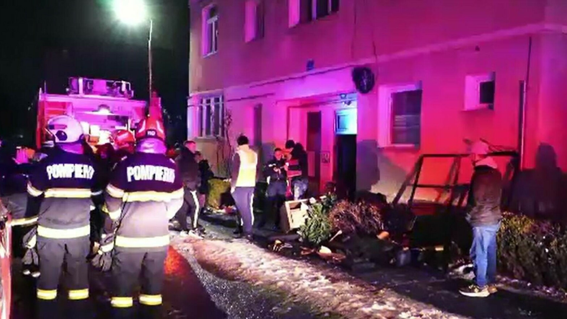 Incendiu într-un bloc din județul Sibiu. Zeci de persoane au fost evacuate: „Agitație mare, bubuitură și flăcări”