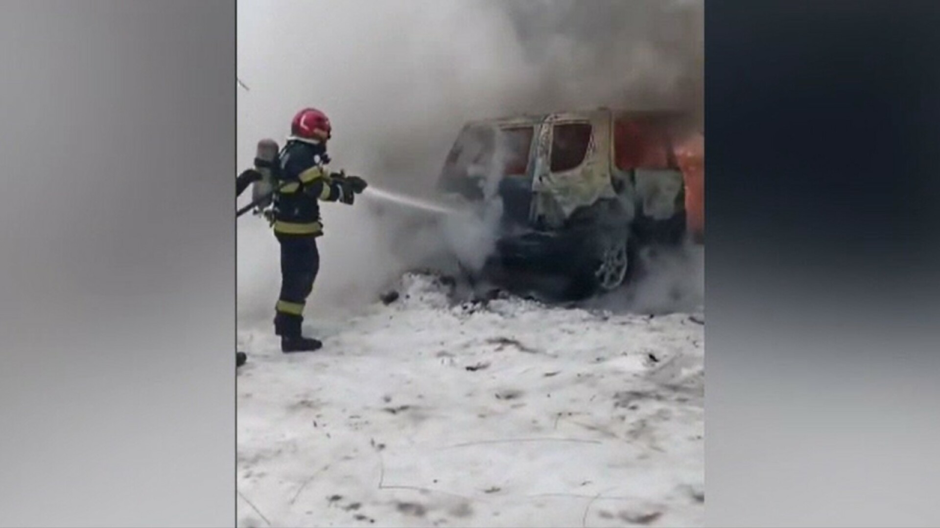 Două mașini au luat foc la Alba Iulia. Unul dintre autoturisme a ars în întregime. Care a fost cauza producerii incendiului