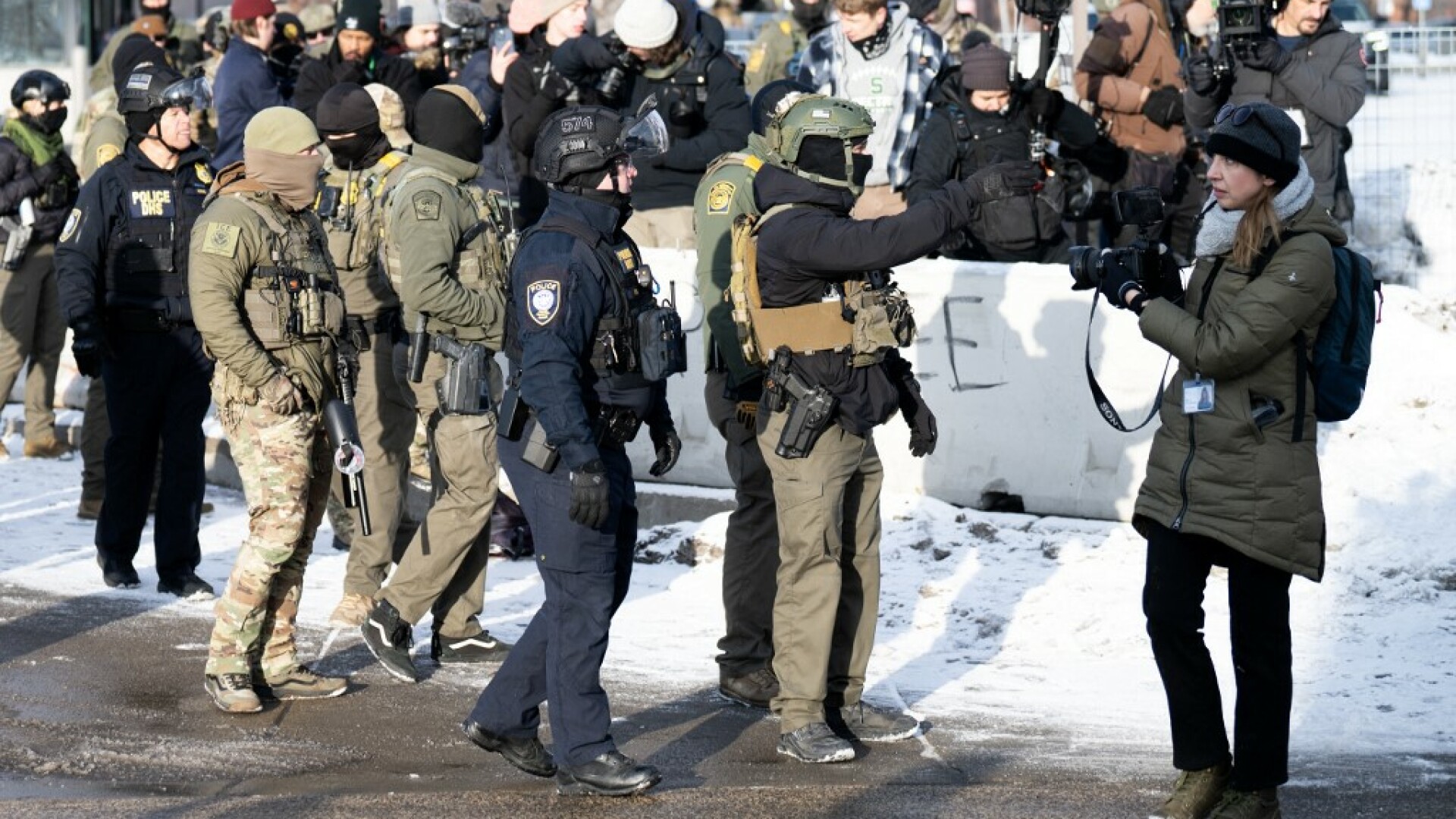 Proteste la Minneapolis după moartea unei femei împușcate de un agent ICE. Poliția a reținut zeci de manifestanți