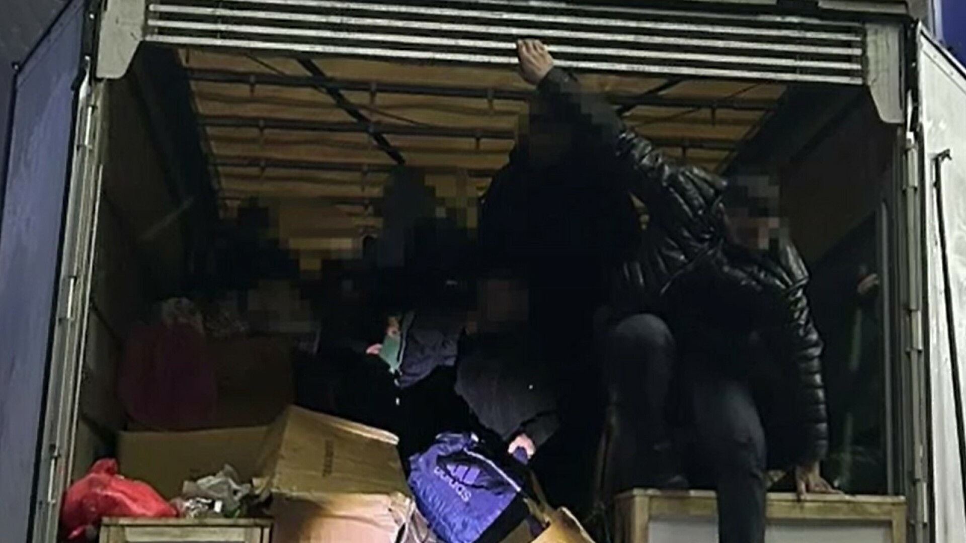 Descoperire făcută de autoritățile române și bulgare. Peste 20 de migranți ascunși într-un camion la Calafat