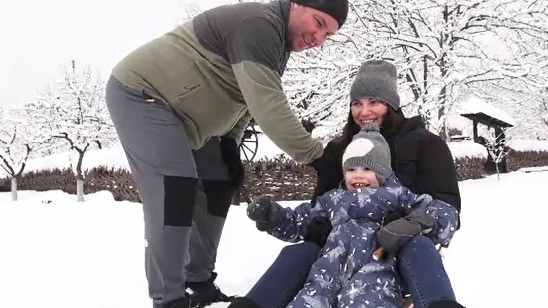 Copiii și părinții la joacă în zăpadă, în curtea Muzeului Satului din Baia Mare: „Am încercat să aducem atmosfera de demult”