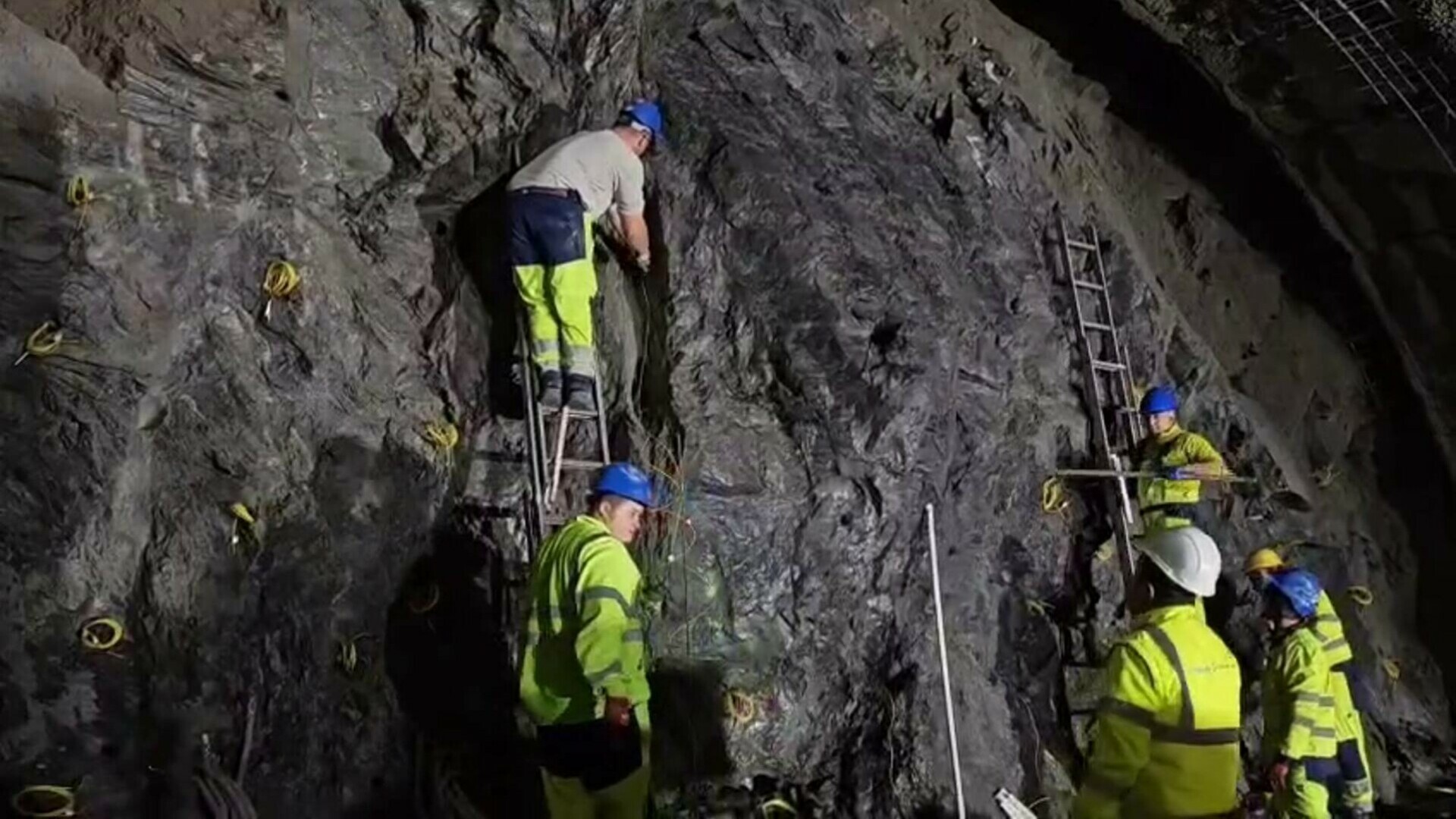Ce se întâmplă cu lucrările de la tunelurile montane de pe A1 Sibiu-Pitești. Anunțul făcut de directorul CNAIR. VIDEO