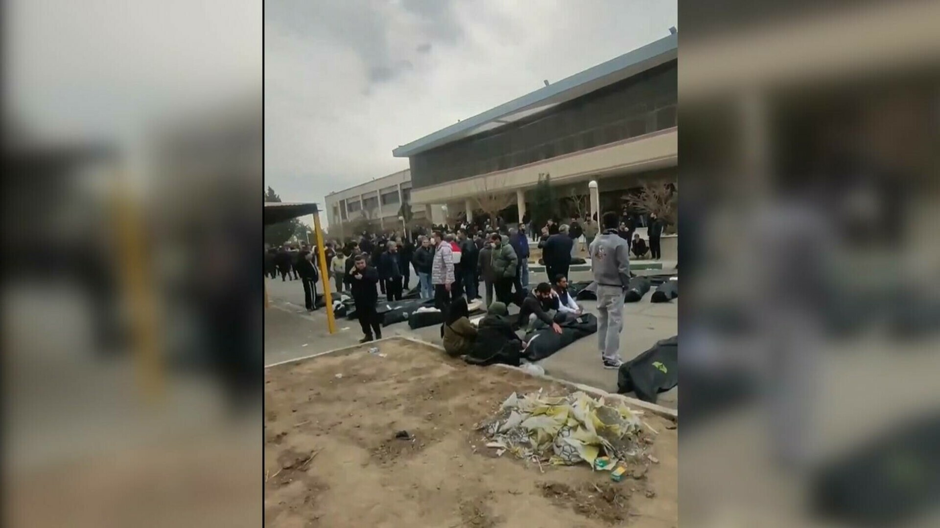 Proteste în Iran. Un video arată zeci de cadavre în fața unei morgi. O studentă a fost împușcată în cap | VIDEO