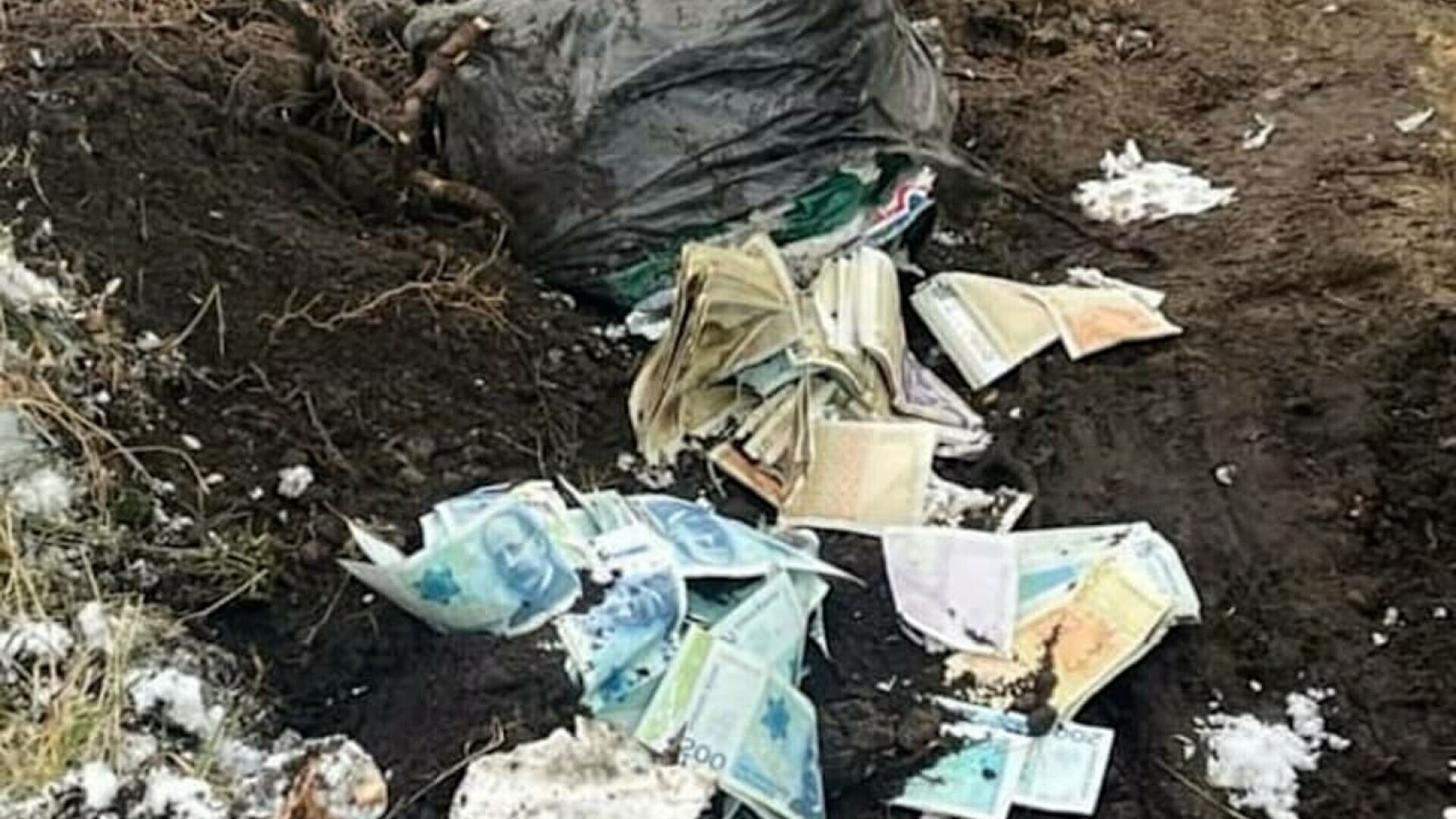 O echipă de muncitori a găsit în pământ un sac plin cu bani. Ar putea proveni de la cel mai mare jaf din istoria Norvegiei