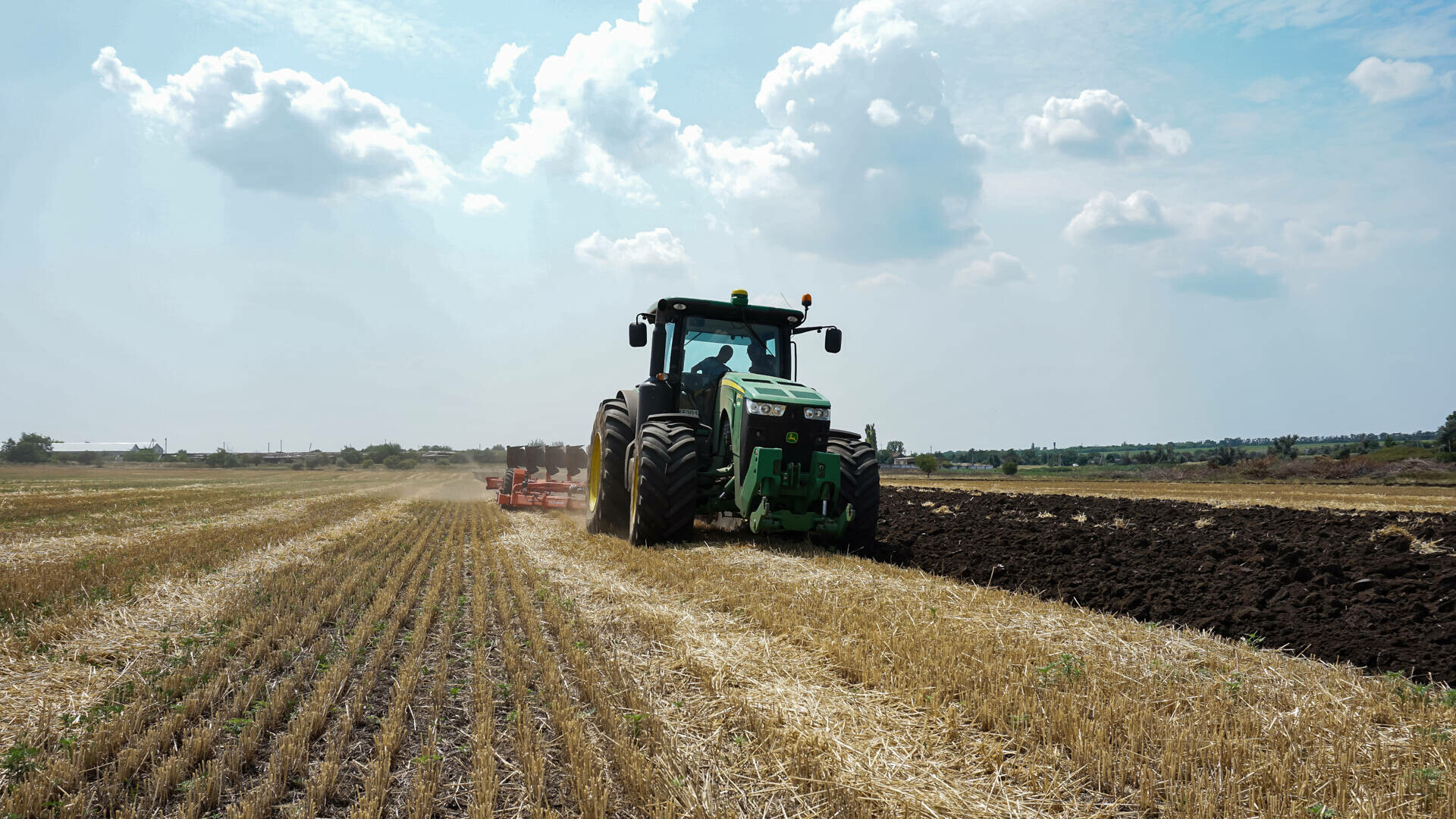 tractor pe camp, agricultura