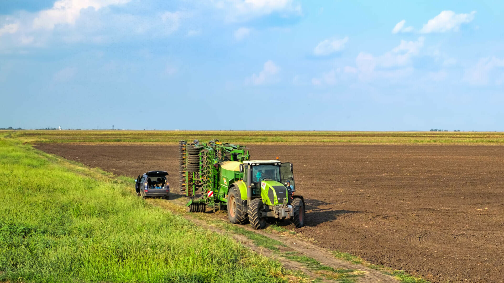 tractor pe camp, agricultura