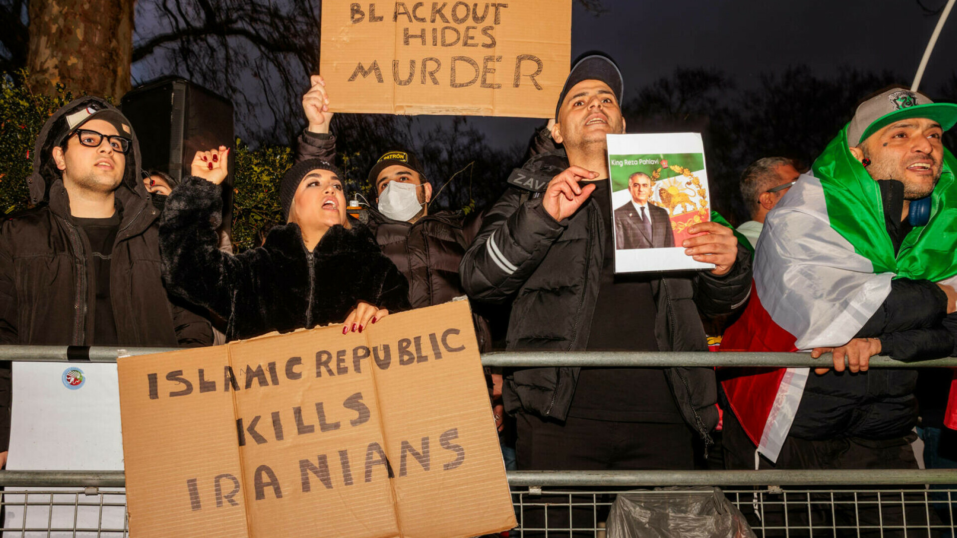 Cum a ajuns rialul să aprindă butoiul de pulbere iranian. Republica Islamică e mai slabă ca oricând și există doar 3 scenarii