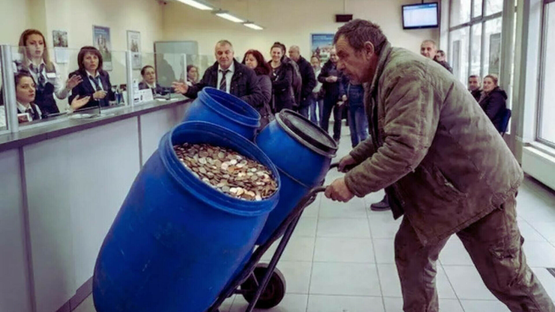 Un bulgar s-a dus la bancă să schimbe în euro trei canistre pline cu monede leva. Ce a urmat
