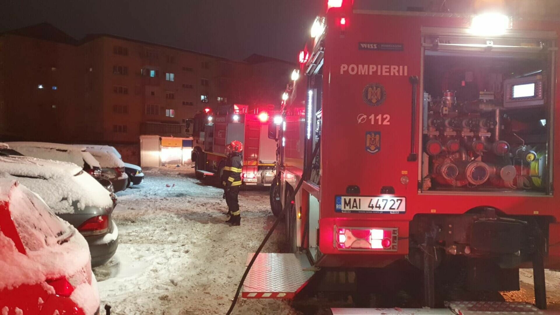 Explozie urmată de incendiu într-un bloc de locuinţe din Zalău. A fost activat Planul Roşu